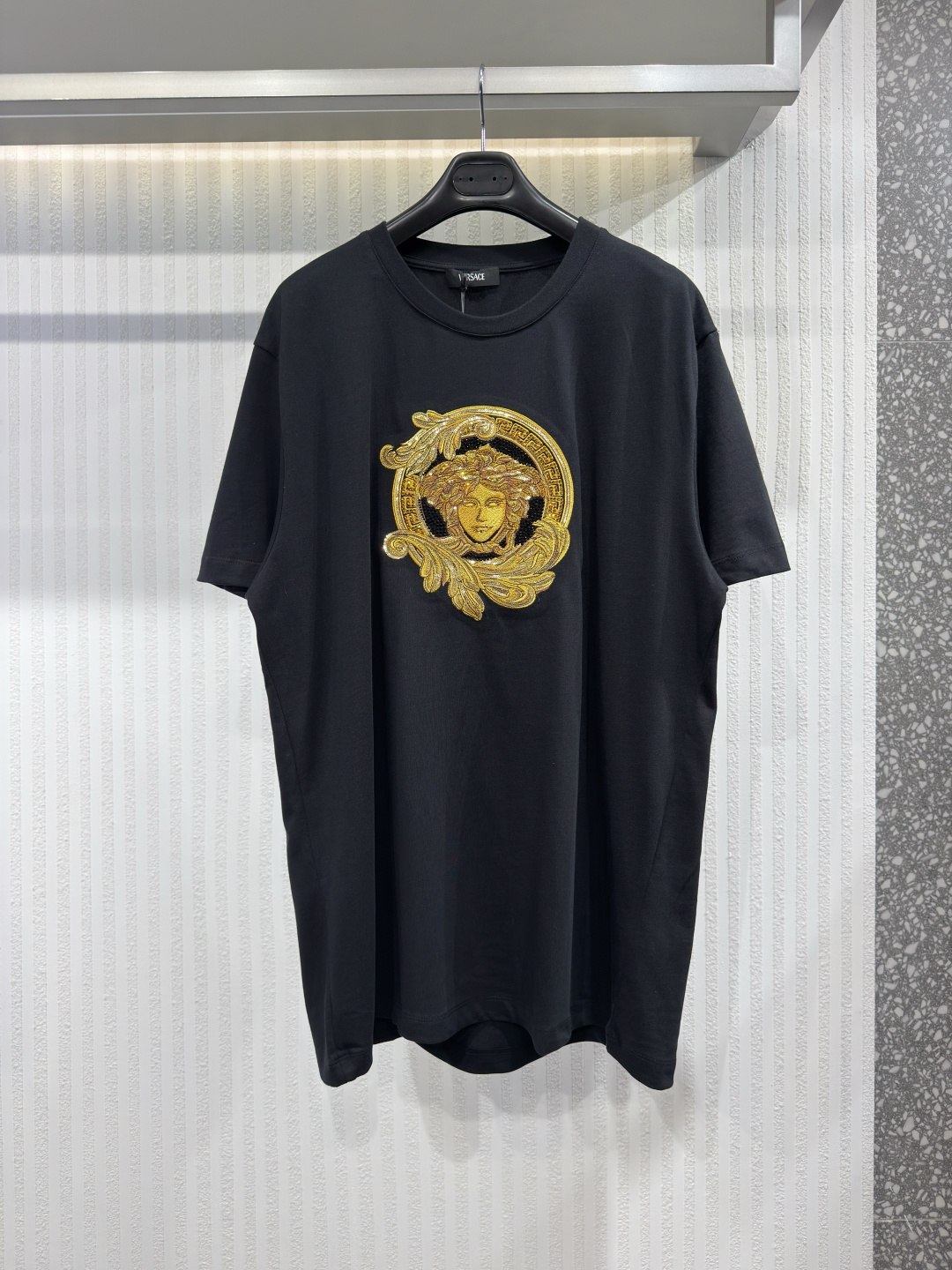 NO:777997,Versace 26 Versace Men's Bottoming Shirt Embroidered Cotton Jersey Slim Fit Short-Sleeved T-Shirt This slim-fitting short-sleeved T-shirt is made of dense cotton jersey fabric, decorated with thread-embroidered Acanthus Buckle pattern, embellished with gold and silver thread decoration, fine sequins and crystal decoration. Acanthus Buckle embroidery crystal and sequin decoration  Size S-XL, Versace-clothing,versace,versace,T-shirt,tees,t-shirt,19860909Versace 26 范思哲男装打底衫刺绣棉质平纹针织修身短袖T恤 此款修身短袖T恤采用质密纯棉平纹针织面料制成,饰有线绣Acanthus Buckle图案,缀以金银线装饰、精细亮片和水晶装饰.Acanthus Buckle刺绣水晶和亮片装饰 尺码S-XL,范思哲-服装,versace,versace,T-shirt,tees，t-shirt,,Women's clothing
