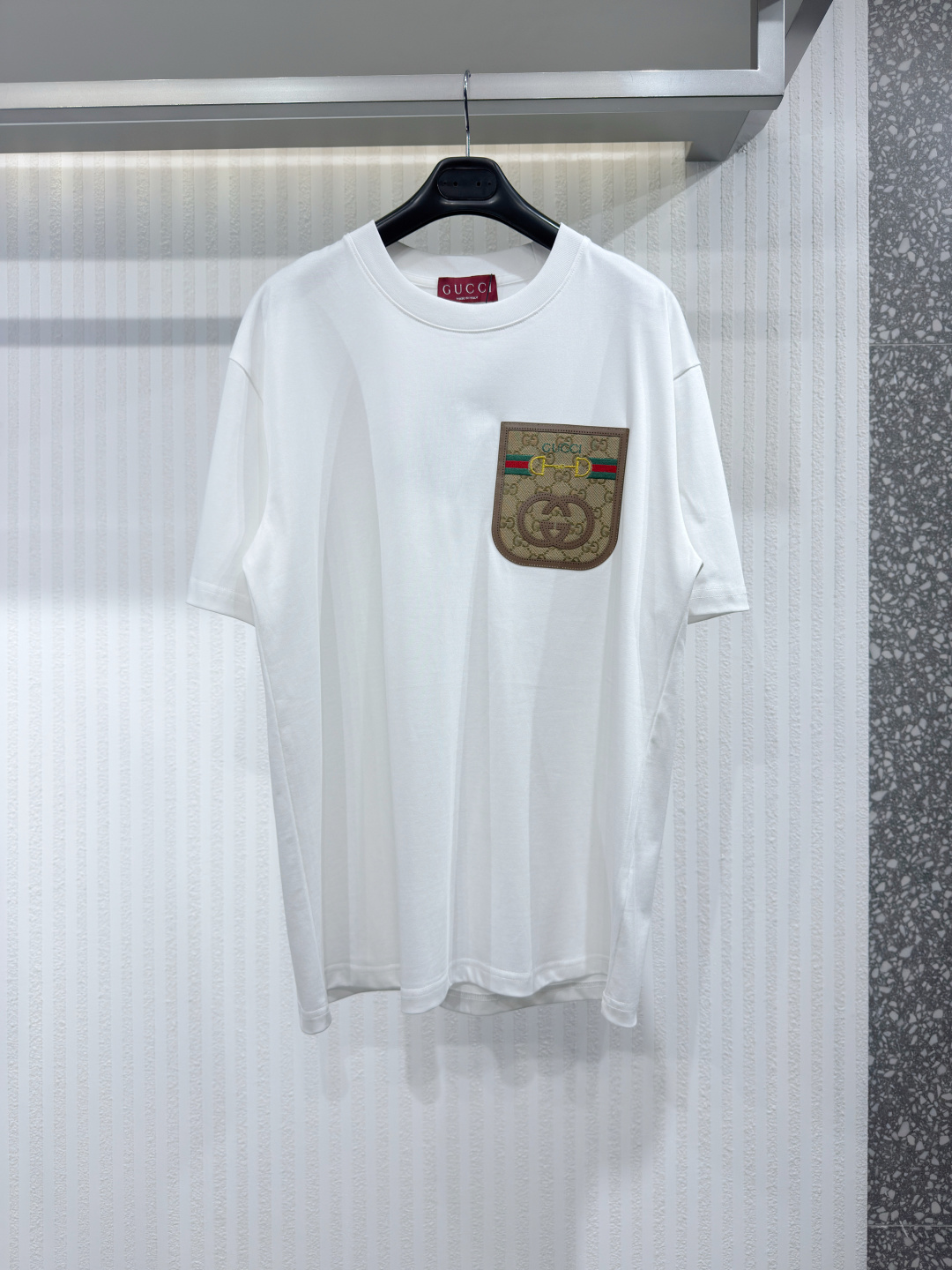 NO:778285,GUCC 26 presbyopic embroidered pocket T-shirt. The fabric is made of 40-woven high-density pure cotton double-yarn fabric. It has good drape and strong anti-wrinkle ability. The fabric is made of finely imitated high-woven yarn and then singed. The toughness and feel reach the luxury texture that market products cannot give. The workmanship is impeccable. Size M-3XL, Gucci-clothing, gucci, gucci, tees, t-shirt,19860909GUCC 26 老花刺绣口袋T恤 面料采用 40织高织 高密度纯棉双纱面料 垂感好抗皱能力强 面料通过精仿高织纱 再通过烧毛处理 韧性和手感达到市场货不能给予的高奢质感 做工精良无可挑剔 尺码M-3XL,古驰-服装,gucci,gucci,tees，t-shirt,,Women's clothing