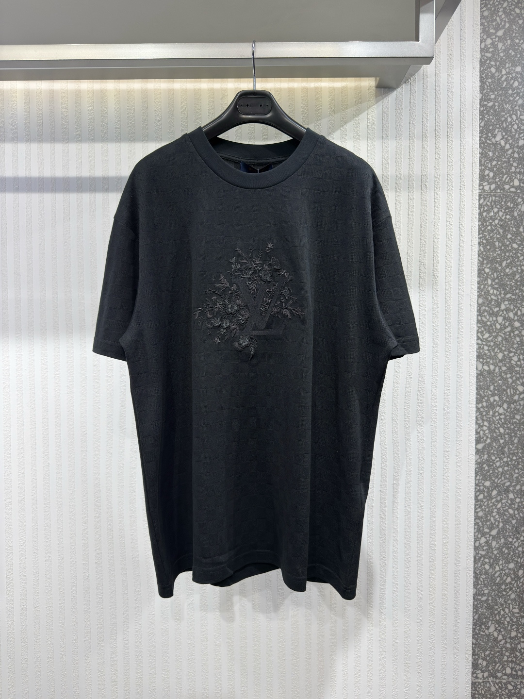NO:778281,1V 26 Spring/Summer Short Sleeve Floral Embroidered Cotton Round Neck T-Shirt Top This exquisite black T-shirt is made of organic cotton pique fabric with a jacquard-woven damier pattern throughout. The front is decorated with a delicately embroidered LV bouquet, and glossy 3D stitching depicts the tonal floral pattern around the Maison's iconic initials. Sizes198609091V 26春夏款短袖花卉刺绣纯棉圆领T恤上衣 这件精致的黑色T恤采用有机棉皮克面料,整体采用提花编织的达米耶图案.正面饰有精致刺绣的LV花束装饰,光泽的3D缝线描绘出Maison 标志性首字母周围的色调花卉图案.尺码XS-L,路易威登-服装,louis vuitton,louis vuitton,T-shirt,tees，t-shirt,,Women's clothing