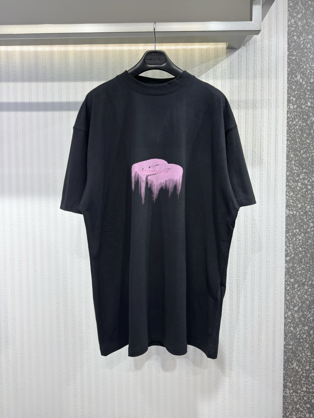 NO:779769,BALG 26 Balenciaga knitted oversized T-shirt White cotton quick-drying knitted T-shirt. Ribbed round neck, short sleeves, decorated with WET BRUSH BALENCIAGA logo on the front. Loose fit. Sizes XS-L, Balenciaga-clothing, balenciaga, balenciaga, T-shirt, tees, t-shirt,19860909BALG 26巴黎世家 针织超大号T恤 白色纯棉速干针织T恤.罗纹圆领,短袖,正面饰有WET BRUSH BALENCIAGA标志.宽松版型.尺码XS-L,巴黎世家-服装,balenciaga,balenciaga,T-shirt,tees，t-shirt,,Women's clothing