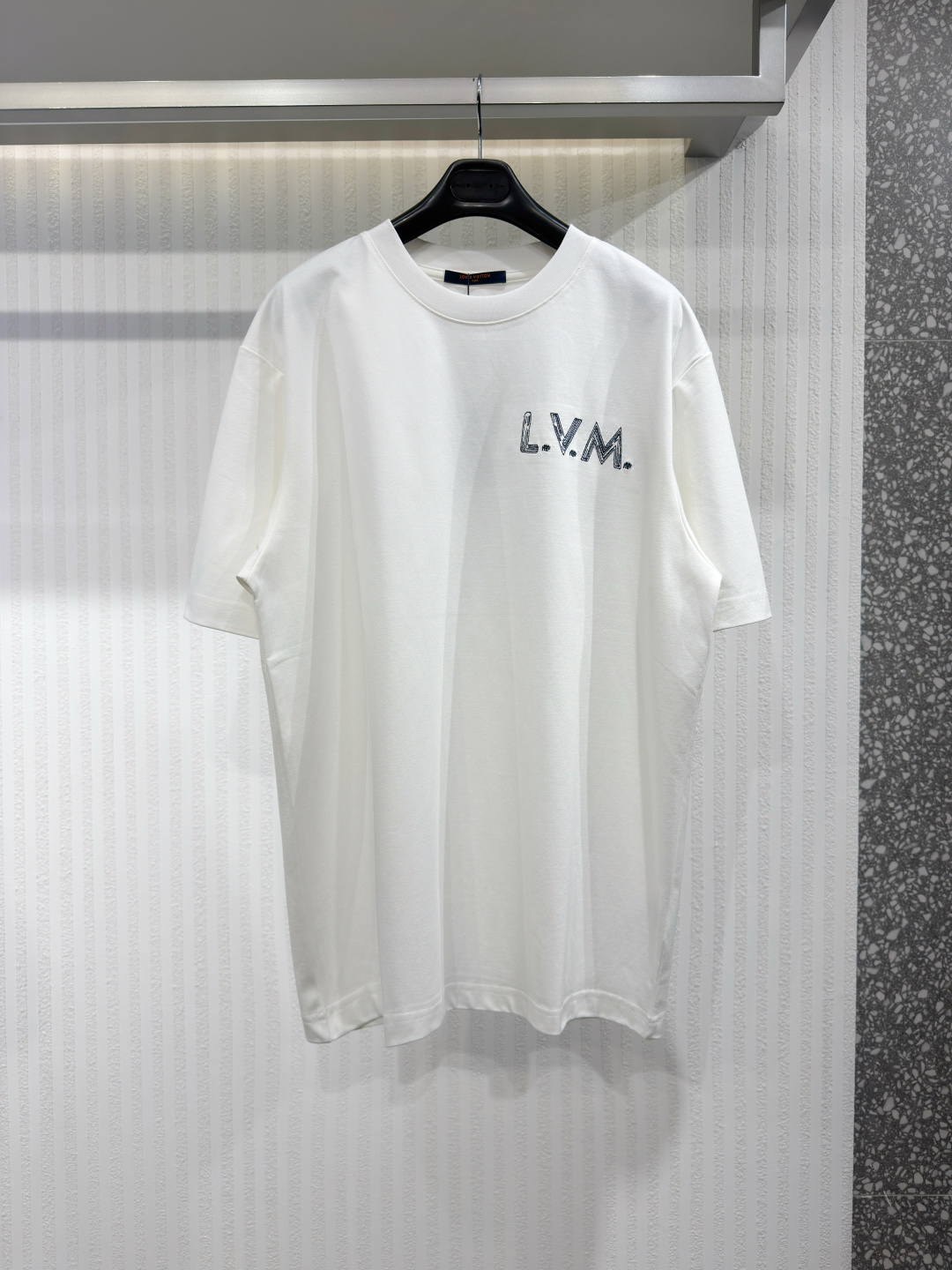 NO:778276,1V 26 L.V.M Men's Short Sleeve T-Shirt Organic Cotton Beige Chain Stitched Back Embroidery New This T-shirt is made from organic cotton in a sophisticated beige tone, perfectly matching the sophisticated looks of this season's simple tones. The chain-stitched L.V.M.  vuitton,T-shirt,tees,t-shirt,198609091V 26 L.V.M 男士短袖T恤有机棉米色链式缝后背刺绣新款 这款T恤采用有机棉制成,呈现精致的米色调,完美契合本季简约色调的精致造型.胸前饰有链式缝线工艺的L.V.M.标志,增添图形细节,背面则以底纹刺绣和领口下方皮革贴片点缀.尺码S-XL,路易威登-服装,louis vuitton,T-shirt,tees，t-shirt,,Women's clothing