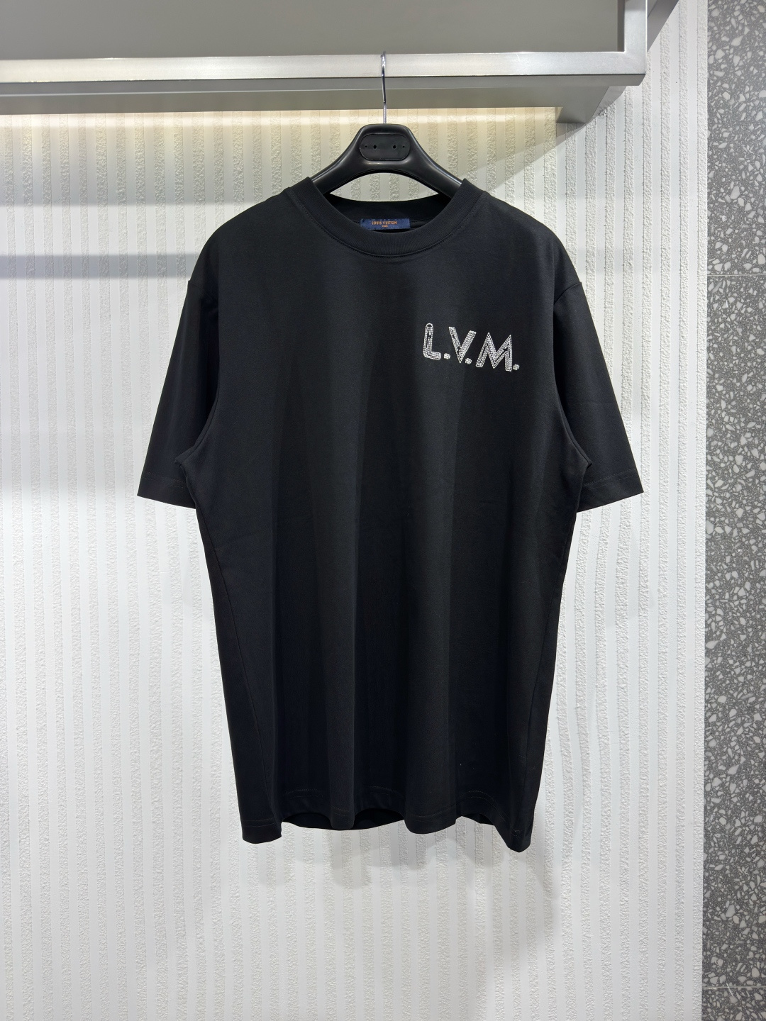 NO:779811,1V 26 L.V.M Men's Short Sleeve T-Shirt Organic Cotton Beige Chain Stitched Back Embroidery New This T-shirt is made from organic cotton in a sophisticated beige tone, perfectly matching the sophisticated looks of this season's simple tones. The chain-stitched L.V.M.  vuitton,T-shirt,tees,t-shirt,198609091V 26 L.V.M 男士短袖T恤有机棉米色链式缝后背刺绣新款 这款T恤采用有机棉制成,呈现精致的米色调,完美契合本季简约色调的精致造型.胸前饰有链式缝线工艺的L.V.M.标志,增添图形细节,背面则以底纹刺绣和领口下方皮革贴片点缀.尺码S-XL,路易威登-服装,louis vuitton,T-shirt,tees，t-shirt,,Women's clothing