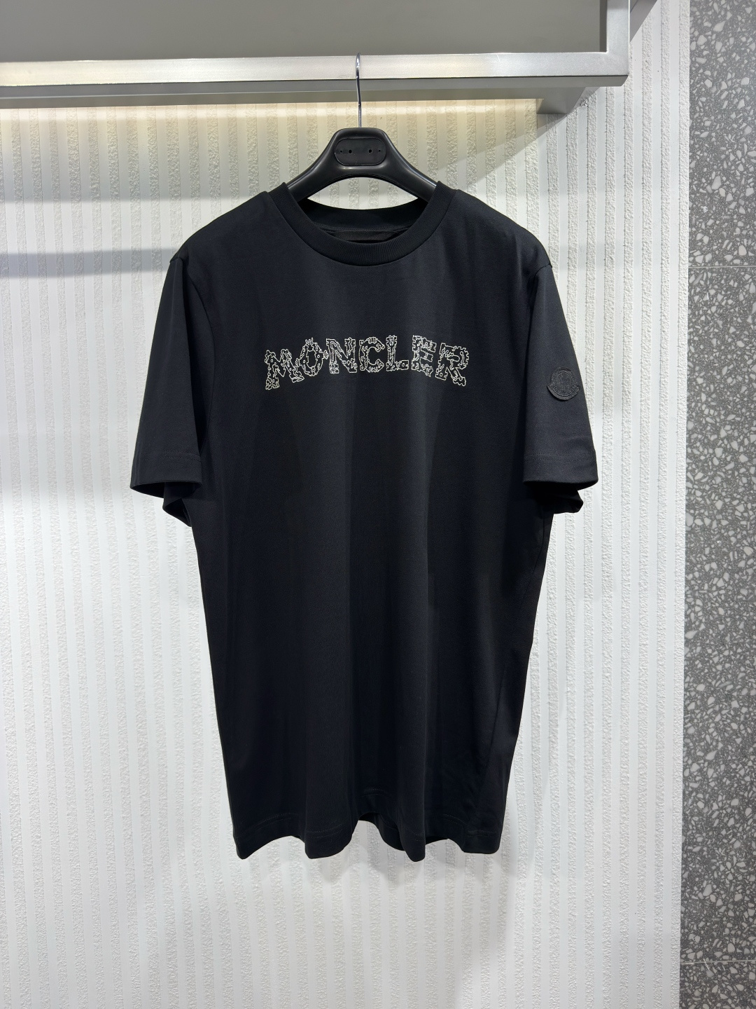 NO:779845,MONCLE 26 Space Embroidered Logo Cotton T-Shirt This men's short-sleeved T-shirt is designed to easily cope with different seasons and playfully reinterprets the brand's logo. Sizes S-XL, Moncler, T-shirt, tees, t-shirt,19860909MONCLE 26太空刺绣标志棉质T恤 这款男士短袖T恤的设计旨在轻松应对不同季节,并以玩味的方式重新诠释品牌标志.尺码S-XL,蒙口-服装,Moncler,T-shirt,tees，t-shirt,,Women's clothing
