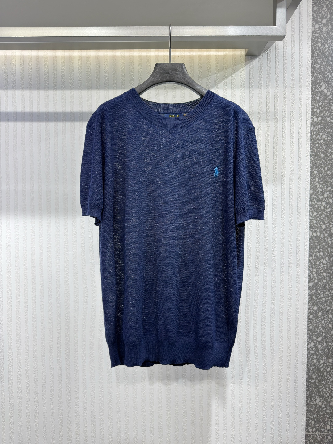 NO:779833,Ralph Lauren Men's Cotton Linen Textured Lightweight Crew Neck Sweater T-Shirt Breathe new life into your wardrobe with this Polo Ralph Lauren sweater, whose refined two-seed texture lends a casual elegance. Its regular fit offers a relaxed, modern silhouette, while the ribbed crew neck, short sleeves and hem ensure a clean, comfortable look. Sizes S-XL, Men's, loro piana, sweaters, T-shirt, tees, t-shirt,19860909Ralph Lauren 男士棉麻纹理轻便圆领毛衣T恤 用这件Polo Ralph Lauren毛衣你的衣橱注入新的活力,其精致的双粒籽织纹理展现出休闲的优雅.其常规剪裁提供宽松而现代的轮廓,而罗纹圆领、短袖和下摆确保了干净、舒适的外观.尺码S-XL,男装,loro piana,sweaters,T-shirt,tees，t-shirt,,Women's clothing