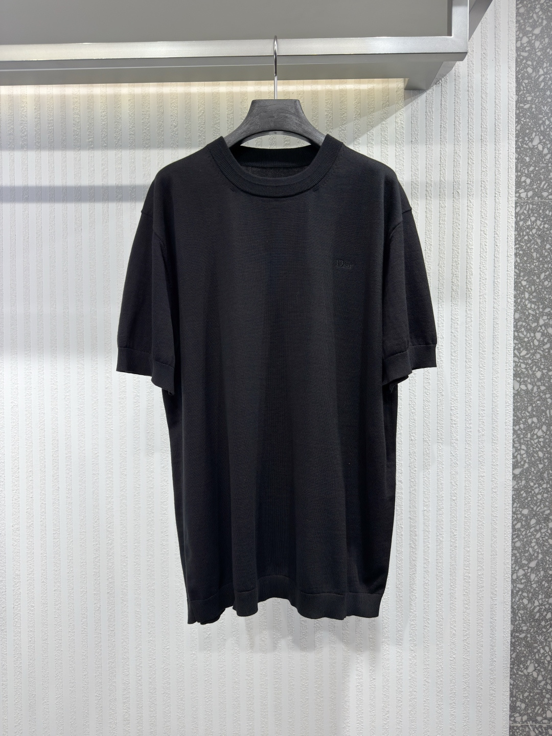 NO:779821,Diro cotton and silk blended sweater This T-shirt is inspired by haute couture. It is made of green cotton and silk blended knitted fabric, with Dior embroidery on the chest and ribbed trim. Paired with jeans from the same series, you can easily create a casual and fashionable look. Sizes S-XL, Dior-clothing, dior, dior, jeans, tees, t-shirt,19860909Diro 棉丝混纺针织衫这款T恤融入了高级定制的灵感.采用绿色棉丝混纺针织面料,胸前饰有Dior刺绣,并配以罗纹饰边.搭配同系列牛仔裤,即可轻松打造休闲时尚造型.尺码S-XL,迪奥-服装,dior,dior,jeans,tees，t-shirt,,Women's clothing