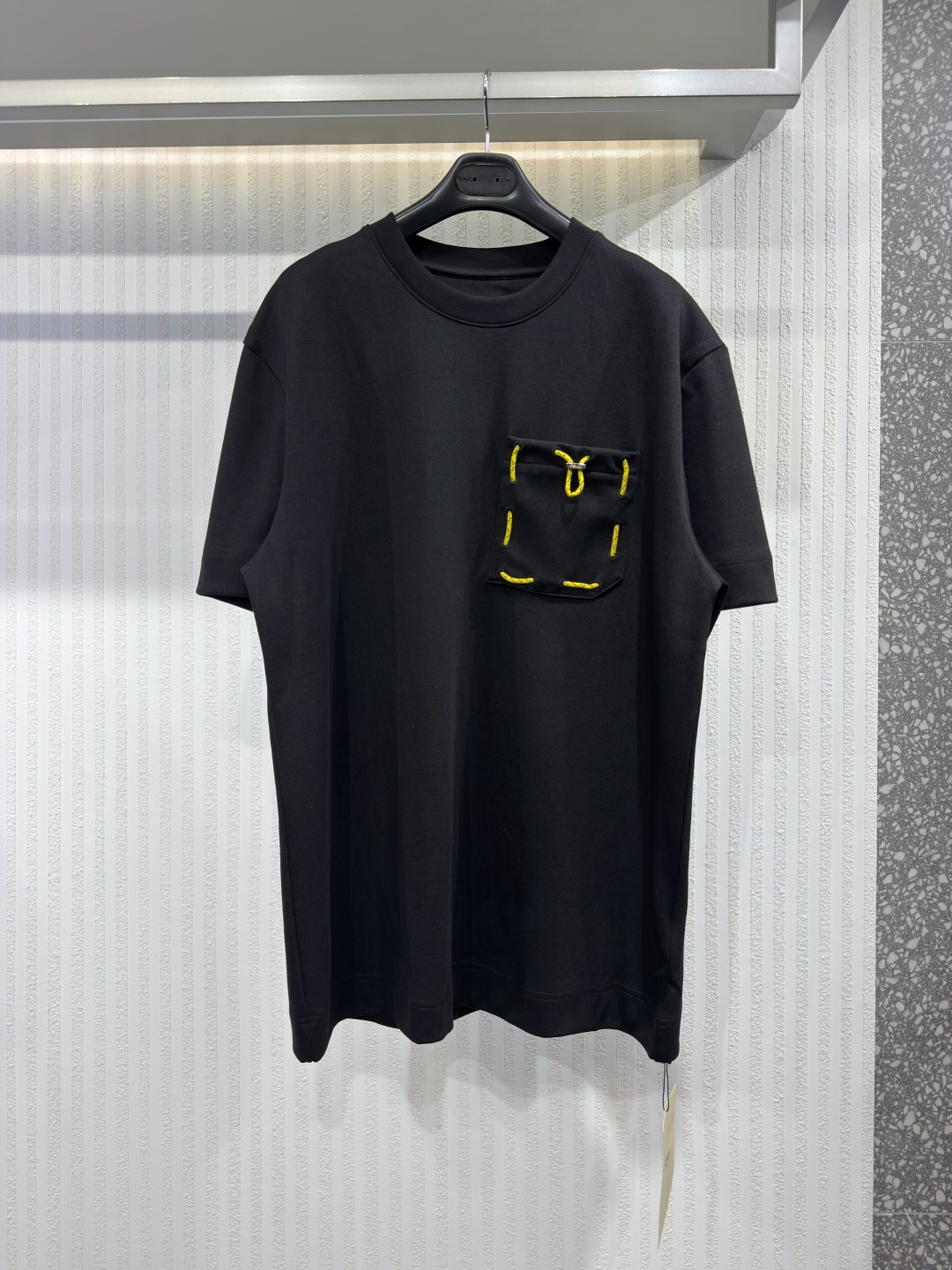 NO:778271,FENDI Men's T-shirt SS2026 Round neck short-sleeved T-shirt black. There is a small patch pocket on the left chest, decorated with yellow Fendi ribbon drawstring. Size S-XL, Fendi-clothing, fendi, fendi, T-shirt, tees, t-shirt,19860909FENDI 男士T恤 SS2026 圆领短袖T恤 黑色 左胸处设有小贴袋,饰以黄色Fendi缎带抽绳.尺码S-XL,芬迪-服装,fendi,fendi,T-shirt,tees，t-shirt,,Women's clothing