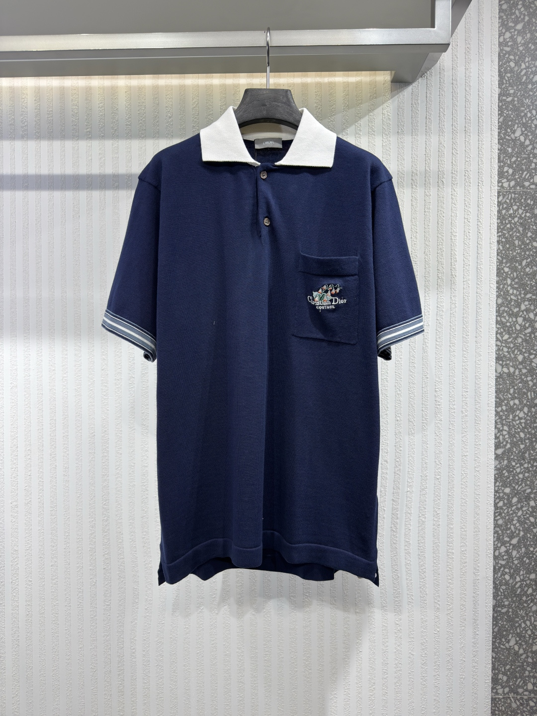 NO:779815,Dior/Dior Men's Polo Shirt Lily of the Valley Embroidered Patch Pocket Cotton Short-Sleeved Polo Shirt This Christian Dior Couture Lily of the Valley polo shirt is new for fall and is a reinterpretation of the basic style. The bag is made of blue cotton jersey fabric, with Christian Dior Couture embroidery on the chest pocket and embellished with lily of the valley, as a tribute to Mr. Dior's love of flowers. Due to its casual and chic style  Size S-XL, Dior-clothing, dior, dior, T-shirt,19860909Dior/迪奥男装马球衫铃兰刺绣贴袋纯棉短袖Polo衫 这款 Christian Dior Couture 铃兰马球衫是 年秋季的新品,是对基本款的重新诠释.该包采用蓝色棉质平纹针织面料制成,胸前口袋饰有 Christian Dior Couture 刺绣,并以铃兰点缀,以此致敬 Dior 先生对花卉的热爱.由于其休闲别致的风格 尺码S-XL,迪奥-服装,dior,dior,T-shirt,,Women's clothing