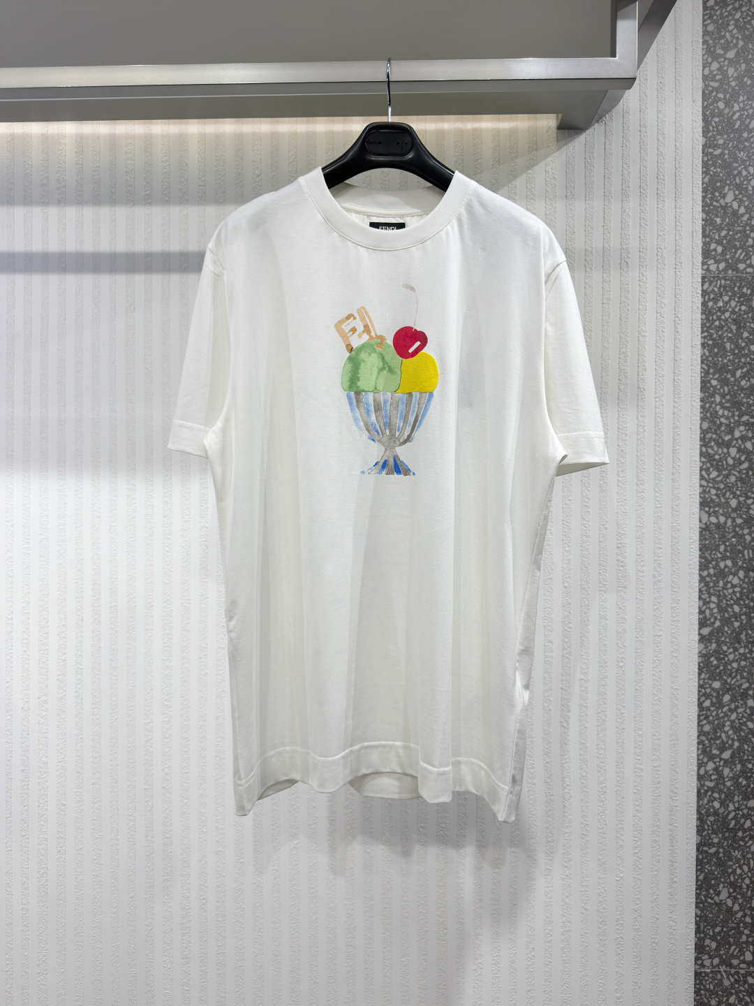 NO:779809,Fendi Fendi men's 2026 new white cotton ice cream pattern round neck short-sleeved T-shirt. Regular version short-sleeved round neck T-shirt. Made of white cotton. Decorated with colorful watercolor effect ice cream pattern in the center. Size XS-L, Fendi-clothing, fendi, fendi, T-shirt, tees, t-shirt,19860909Fendi 芬迪男装2026新款白色棉质冰淇淋图案圆领短袖T恤 普通版型短袖圆领T恤.用白色纯棉制成.正中装饰着多彩水彩效果的冰淇淋图案.尺码XS-L,芬迪-服装,fendi,fendi,T-shirt,tees，t-shirt,,Women's clothing