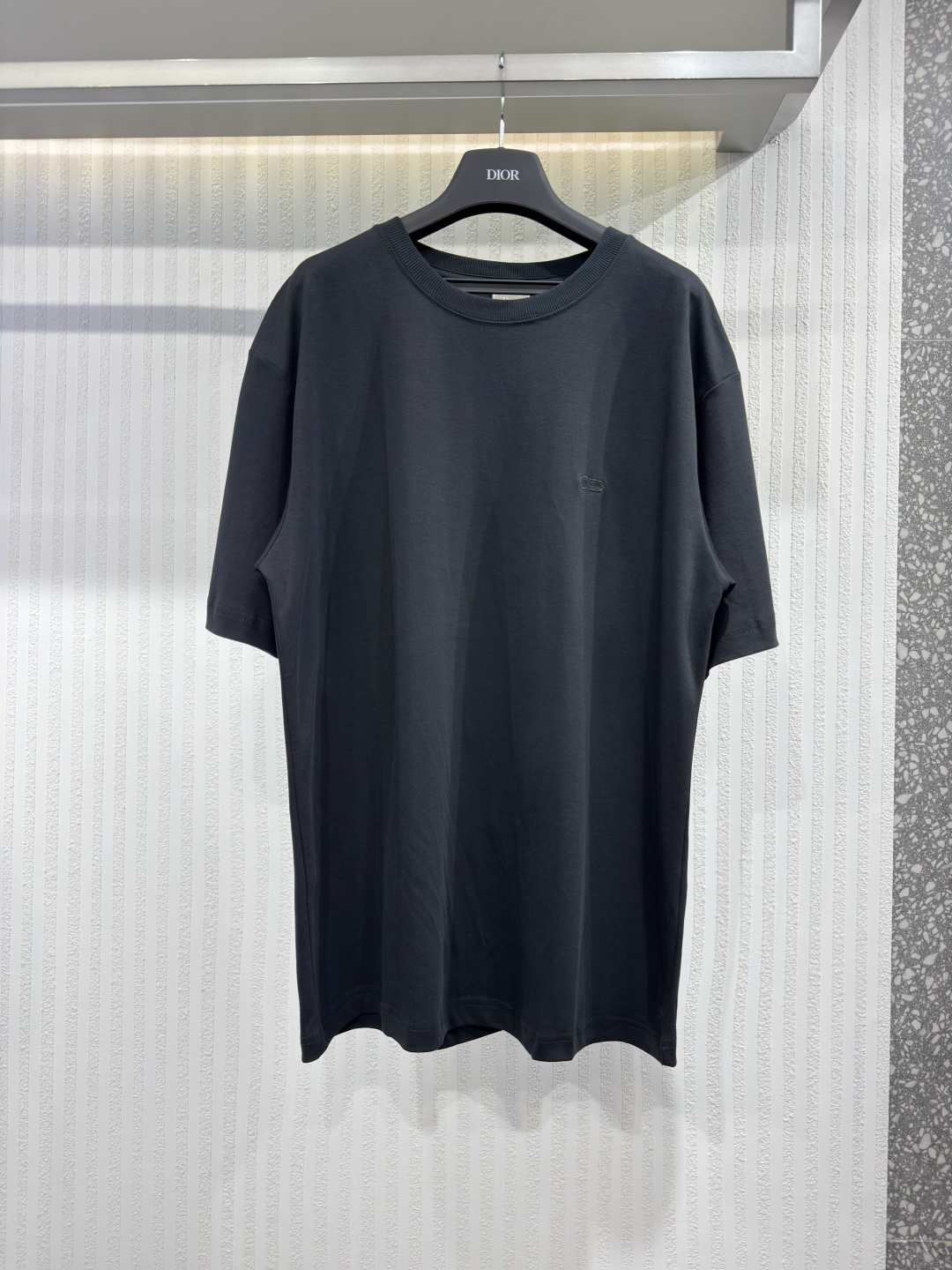 NO:779785,Dio 26 T-shirt with CD embroidery, regular fit. This white T-shirt is classic and versatile, casual and comfortable. Made of white cotton knitted fabric, with CD embroidery on the chest. The T-shirt has a fitted fit and a ribbed round neck design, which can be easily matched with jeans or sportswear. Size XS-L, Dior-clothing, dior, dior, jeans, tees, t-shirt,19860909Dio 26 带有CD刺绣的T恤,常规版型 这款白色T恤经典百搭,休闲舒适.采用白色棉质针织面料,胸前饰有CD刺绣.T恤版型合身,罗纹圆领设计,可轻松搭配牛仔裤或运动装.尺码XS-L,迪奥-服装,dior,dior,jeans,tees，t-shirt,,Women's clothing