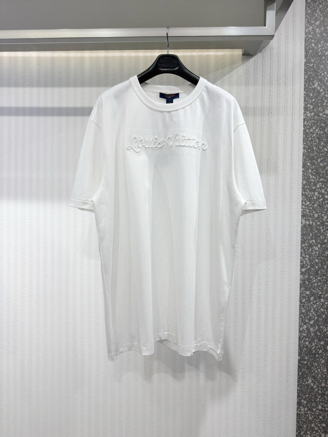 NO:779777,1V 26 three-dimensional wave round neck short-sleeved soft cotton knitted fabric, three-dimensional handwritten letter logo, box-shaped straight cut, full set of accessories, neat lines, the drape and support of the fabric ensure that the box-shaped structure will not collapse due to wearing, and it can still maintain the original right-angled silhouette even after multiple washings. Size XS-L, Louis Vuitton-Clothing, Louis Vuitton, T-shirt,198609091V 26 立体浪花圆领短袖 柔软棉质针织面料、立体手写字母标识、箱型直身剪裁、全套辅料配备 线条利落,面料的垂坠性与支撑力保证了箱型结构不会因穿着而塌陷,即使多次洗涤后依然能保持原有的直角轮廓感.尺码XS-L,路易威登-服装,louis vuitton,T-shirt,,Women's clothing