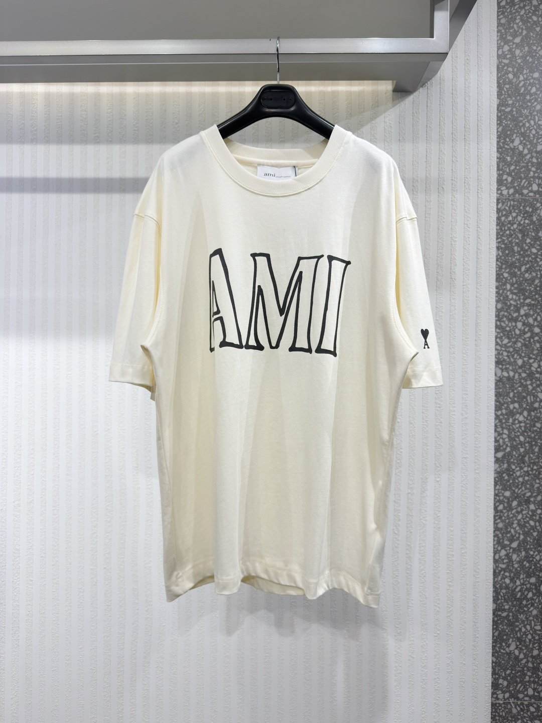 NO:779793,Ami Paris Unisex Front and Back Printed ADC Love Box Short Sleeve T-Shirt Thick cream white cotton jersey T-shirt. It features a ribbed crew neck, long sleeves, Ami Paris print on the front and back, Ami de Coeur print on the sleeves, and a square cut. Oversized fit. Sizes S-XL, Men's, T-shirt, tees, t-shirt,19860909Ami Paris 男女同款前后印花ADC爱心箱型短袖T恤 厚奶油白色棉质平纹针织T恤.它的特点是罗纹圆领,长袖,正面和背面有Ami Paris印花,袖子上有Ami de Coeur印花,还有方形剪裁.超大尺寸合身.尺码S-XL,男装,T-shirt,tees，t-shirt,,Women's clothing