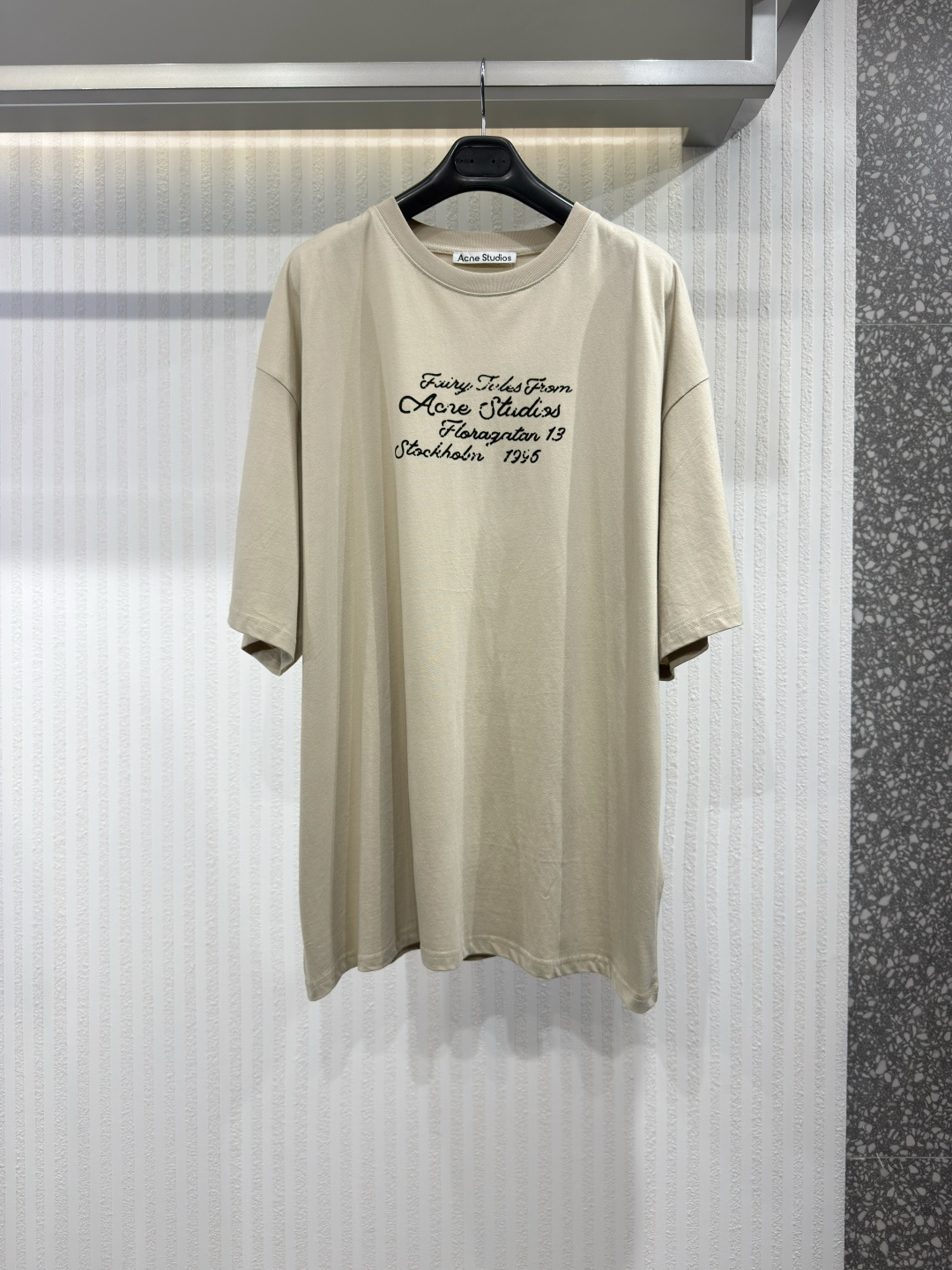 NO:779801,Acne Studios Printed Retro Faded Cotton Round Neck Loose Knitted T-Shirt This short-sleeved T-shirt is made of cotton knitted fabric, with a loose cut and round neck design, and is decorated with the brand's fairy tale logo print on the chest. Sizes S-XL, Men's, acne studios, dior, T-shirt, tees, t-shirt,19860909Acne Studios 印花 复古褪色棉质圆领宽松针织T恤 这款短袖T恤甄选棉质针织面料制成,采用宽松剪裁与圆领设计,胸前饰有品牌的童话Logo印花.尺码S-XL,男装,acne studios,dior,T-shirt,tees，t-shirt,,Women's clothing