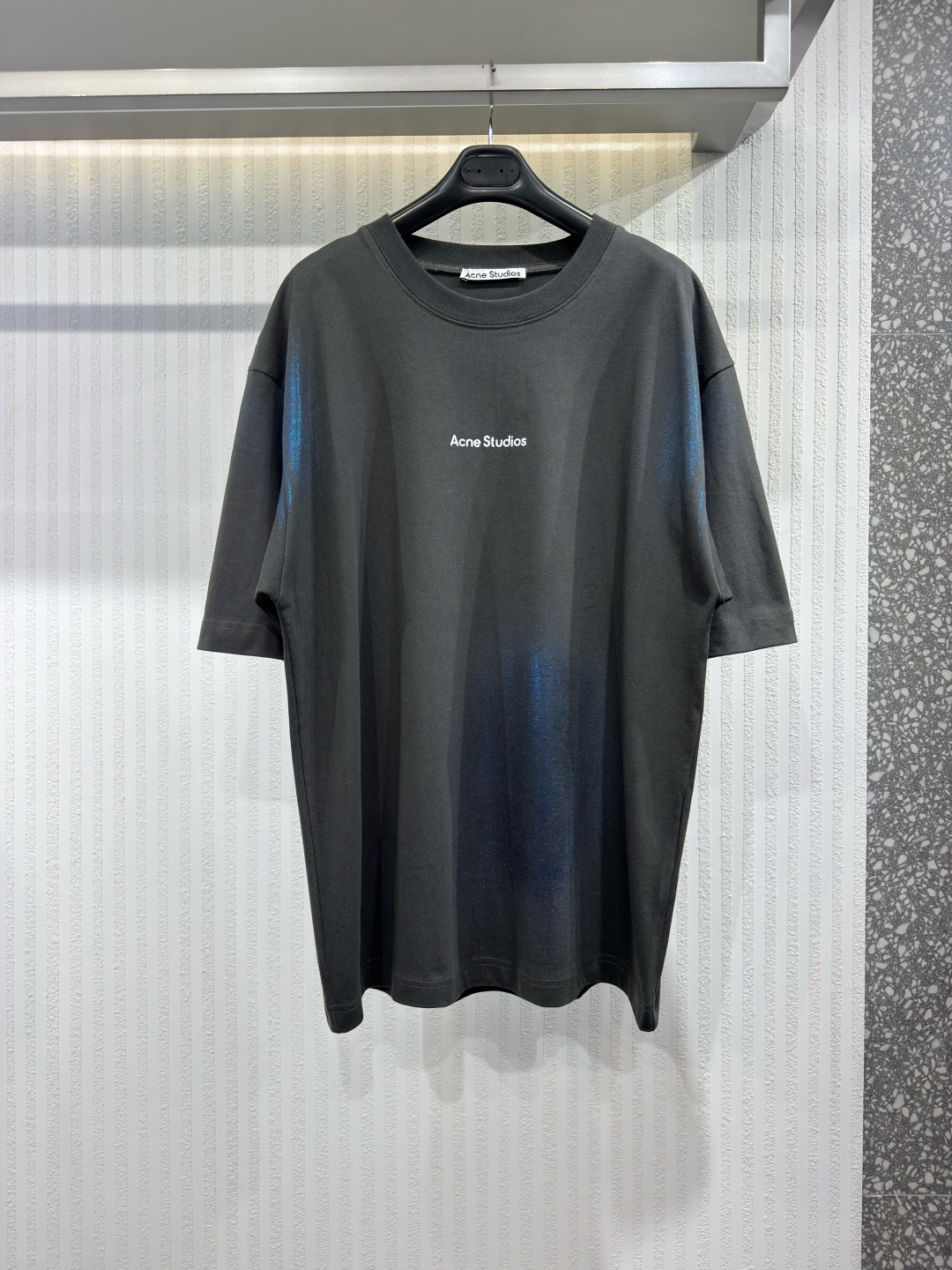 NO:779796,ACNE STUDIOS 26FW blue bronzing smudged coating gradient rub color short-sleeved men's and women's T-shirts for couples. Washed smudged smudged smudged coating gradient faded old fashion light luxury heavyweight short-sleeved T-shirt. Same style for men and women. Size S-XL, men's clothing,acne studios,dior,T-shirt,tees,t-shirt,19860909ACNE STUDIOS 26FW 蓝色烫金晕染涂层渐变擦色短袖男女T恤情侣款 水洗晕染烫金擦色涂层渐变做旧时尚轻奢重磅短袖T恤 男女同款 尺码S-XL,男装,acne studios,dior,T-shirt,tees，t-shirt,,Women's clothing