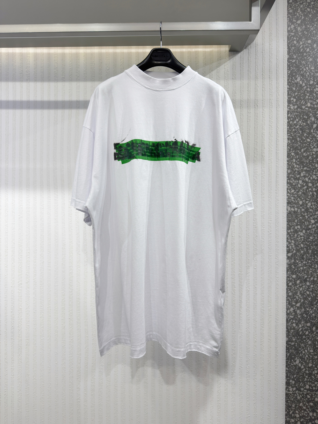 NO:779773,BALG Messy Spray T-shirt, made of dry knitted fabric. The Balenciaga Messy Spray T-shirt shows vitality with bold graphic design and daily versatility. The messy spray painting work can produce a strong visual impact. The soft and dry knitted cotton fabric ensures breathability and comfort. Size XS-L, Balenciaga-clothing, balenciaga, balenciaga, prada, tees, t-shirt,19860909BALG 凌乱喷雾T恤,采用干爽针织面料 Balenciaga Messy Spray T恤以大胆的图案设计和日常百搭性展现活力.凌乱的喷绘作品能产生强烈的视觉冲击力.柔软干爽的针织棉面料确保透气舒适 尺码XS-L,巴黎世家-服装,balenciaga,balenciaga,prada,tees，t-shirt,,Women's clothing