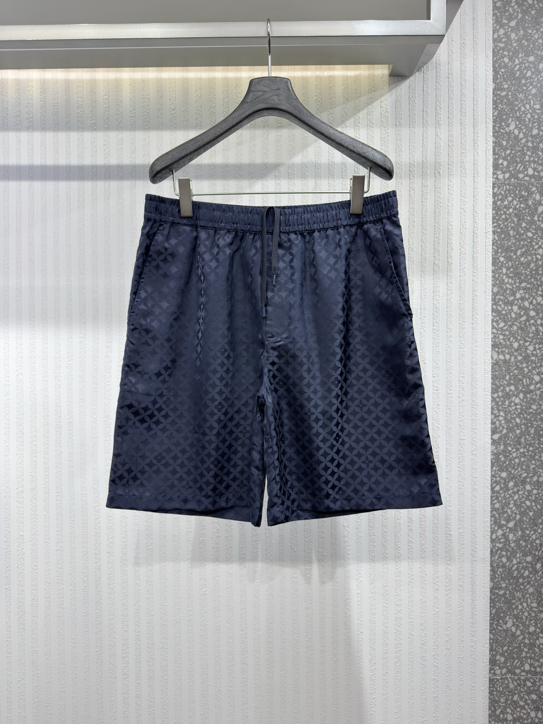 NO:826550,1V 26ss patterned jacquard shorts. These dark navy blue shorts are designed with a drapey elastic waistband. The fabric is made of glossy jacquard fabric and decorated with the Dandy Monogram pattern of the 2025 autumn and winter series jointly launched by Pharrell and Nigo. Marque L.Vuitton Déposée above the back pocket.  Brand logo. Ideal for warm weather, these shorts can be worn immediately. Pair them with the matching short-sleeved shirt to easily create a stylish look that can be worn from day to evening. Sizes S-XL, Louis Vuitton-clothing, louis vuitton, shorts, shirts, T-shirt,198609091V 26ss图案提花短裤 这款深海军蓝短裤采用垂坠感极佳的弹力腰带设计,面料为光泽感十足的提花织物,饰有 Pharrell 与 Nigo 联名推出的 2025 秋冬系列 Dandy Monogram 同色系图案.后袋上方饰有 Marque L.Vuitton Déposée 品牌标识.这款短裤是温暖天气里的理想之选,可即刻入手穿着.搭配同款短袖衬衫,轻松打造从日间到晚间皆宜的时尚造型.尺码S-XL,路易威登-服装,louis vuitton,shorts,shirts,T-shirt,,Women's clothing