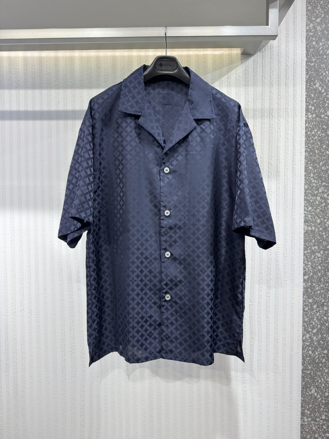 NO:826535,1V 26ss Patterned Jacquard Short-Sleeved Shirt This dark navy short-sleeved shirt has smooth lines and an open collar, easily creating a sophisticated and elegant look. The glossy jacquard fabric is decorated with the same-color Dandy Monogram pattern, which was originated from Pharrell and Nigo in 2025  A joint collaboration for the autumn and winter series. Mother-of-pearl buttons are the icing on the cake for this versatile item, which can be owned immediately and paired with shorts of the same style to easily create a casual look from day to evening. Sizes S-XL, Louis Vuitton-clothing, louis vuitton, shorts, shirts, T-shirt,198609091V 26ss图案提花短袖衬衫 这款深海军蓝短袖衬衫线条流畅,领口敞开,轻松打造精致优雅的造型.光泽感十足的提花面料饰有同色系 Dandy Monogram 图案,该图案源自 Pharrell 与 Nigo 于 2025 秋冬系列的联名合作.珍珠母贝质感的纽扣为这款百搭单品锦上添花,可即刻拥有,并配有同款短裤,轻松打造从日间到晚间的休闲造型 尺码S-XL,路易威登-服装,louis vuitton,shorts,shirts,T-shirt,,Women's clothing