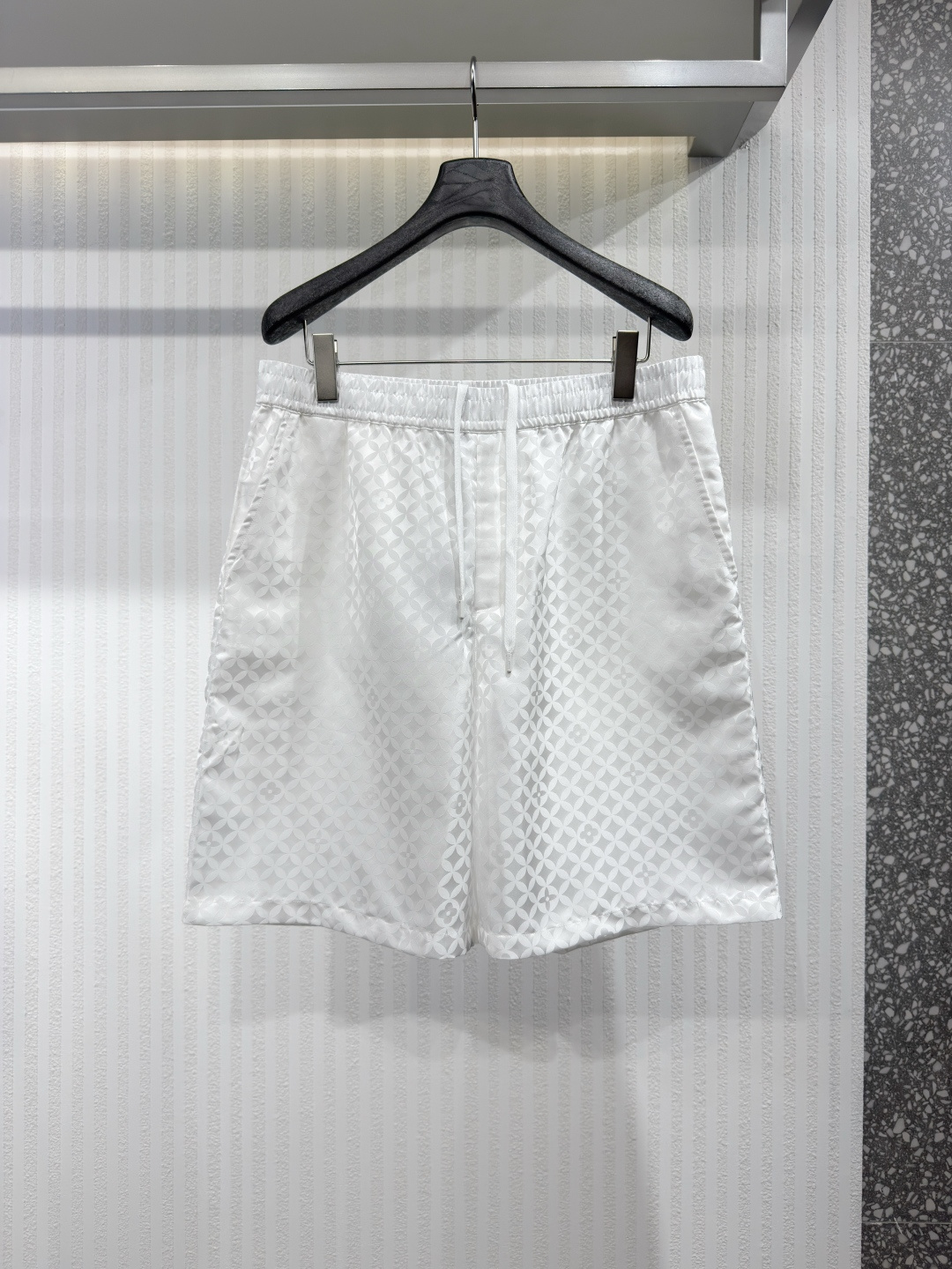 NO:826542,1V 26ss patterned jacquard shorts. These dark navy blue shorts are designed with a drapey elastic waistband. The fabric is made of glossy jacquard fabric and decorated with the Dandy Monogram pattern of the 2025 autumn and winter series jointly launched by Pharrell and Nigo. Marque L.Vuitton Déposée above the back pocket.  Brand logo. Ideal for warm weather, these shorts can be worn immediately. Pair them with the matching short-sleeved shirt to easily create a stylish look that can be worn from day to evening. Sizes S-Xl, Louis Vuitton-clothing, louis vuitton, shorts, shirts, T-shirt,198609091V 26ss图案提花短裤 这款深海军蓝短裤采用垂坠感极佳的弹力腰带设计,面料为光泽感十足的提花织物,饰有 Pharrell 与 Nigo 联名推出的 2025 秋冬系列 Dandy Monogram 同色系图案.后袋上方饰有 Marque L.Vuitton Déposée 品牌标识.这款短裤是温暖天气里的理想之选,可即刻入手穿着.搭配同款短袖衬衫,轻松打造从日间到晚间皆宜的时尚造型.尺码S-Xl,路易威登-服装,louis vuitton,shorts,shirts,T-shirt,,Women's clothing