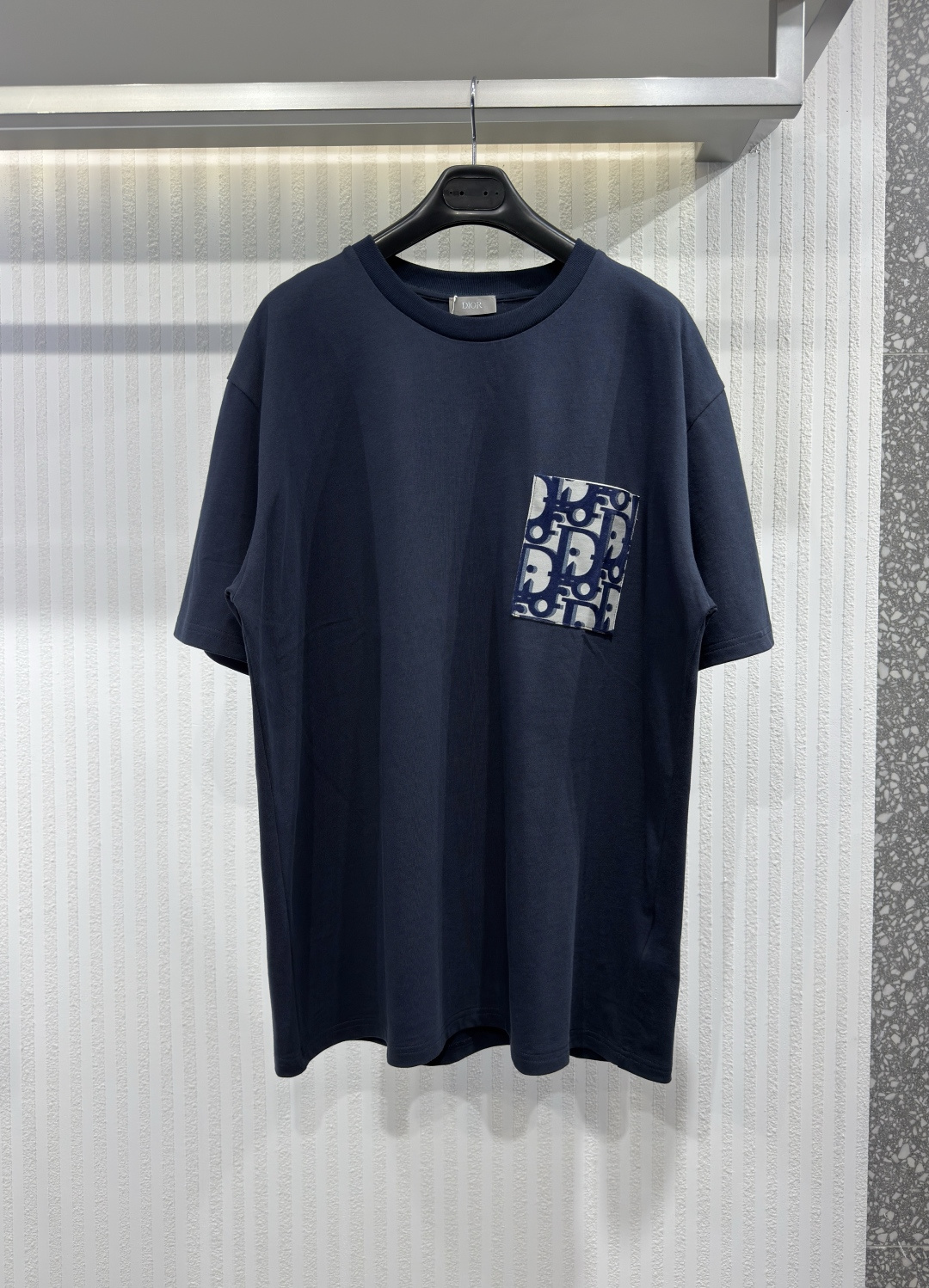 NO:817381,DIO 26ss flocked three-dimensional pocket T-shirt. The fabric is made of double-strand light soft cotton plain weave, treated with dust-free wool processing, the relief pattern is three-dimensional and plump and stylish, specific three-label washing. Size XS-S-M-L, Dior-clothing, dior, dior, tees, t-shirt,19860909DIO 26ss 植绒立体口袋T恤 面料采用双股光柔棉平纹,无尘蚀毛工艺处理,浮雕图案立体丰满有型,特定三标水洗.尺码 XS-S-M-L,迪奥-服装,dior,dior,tees，t-shirt,,Women's clothing