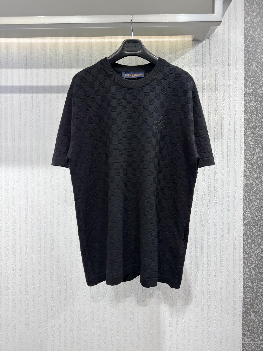 NO:780690,1V 26ss 1854Damier jacquard short-sleeved crew neck shirt. This short-sleeved cotton crew neck shirt adopts this season's popular tones and is decorated with a richly textured Damier knitted pattern. It is embellished with the same color embroidered LV letter logo on the chest and a leather Marque L.Vuitton Déposée logo patch on the back. The low-key design adds a restrained and sophisticated atmosphere to daily looks.  Size S-XL,Louis Vuitton-clothing,louis vuitton,louis vuitton,T-shirt,198609091V 26ss 1854Damier提花短袖圆领衫 这款短袖棉质圆领衫采用本季流行的色调,饰以纹理丰富的 Damier 针织图案.胸前点缀着同色系刺绣 LV 字母标志,背面则饰有皮革 Marque L.Vuitton Déposée 徽标贴片.低调的设计为日常造型增添了一份内敛而精致的气息 尺码S-XL,路易威登-服装,louis vuitton,louis vuitton,T-shirt,,Women's clothing