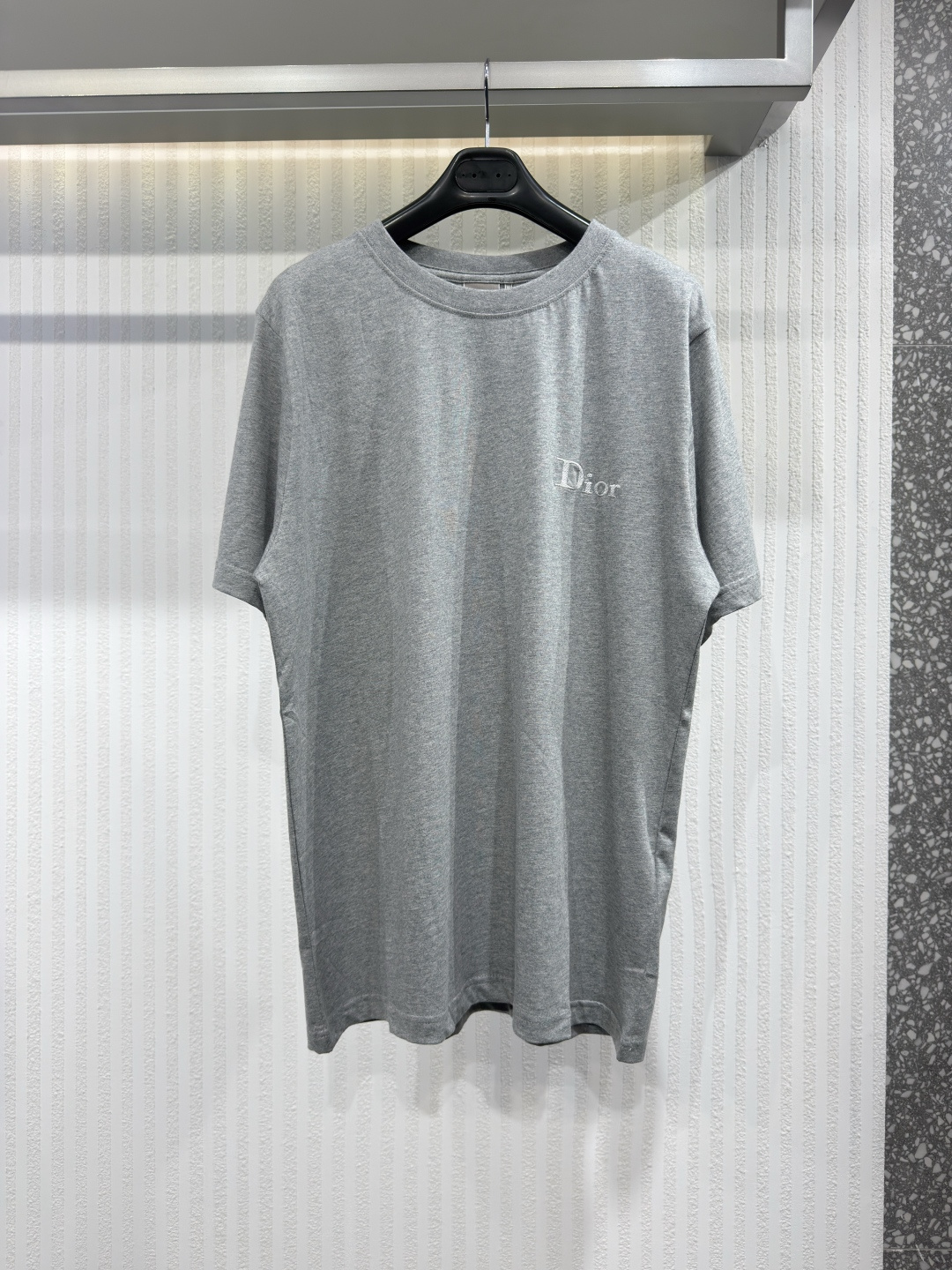 NO:780674,Dior 26 Dior Men's Short Sleeve Letter Embroidered Cotton Round Neck T-Shirt Casual Bottoming Shirt This T-shirt is a tribute to simplicity. Made of blue cotton knitted fabric, with the Dior logo embroidered on the chest. Loose cut, round neck design, suitable for matching with a tailored jacket, showing a modern feel. Sizes XS-L, Dior-clothing, dior, dior, jackets & coats, T-shirt, tees, t-shirt,19860909Dior 26 迪奥男装短袖字母刺绣纯棉圆领T恤休闲打底衫 这件T恤是对简约的致敬.采用蓝色棉质针织面料制成,胸前绣有迪奥标志.宽松剪裁,圆领设计,适合搭配剪裁合身的夹克,呈现现代感.尺码XS-L,迪奥-服装,dior,dior,jackets & coats,T-shirt,tees，t-shirt,,Women's clothing