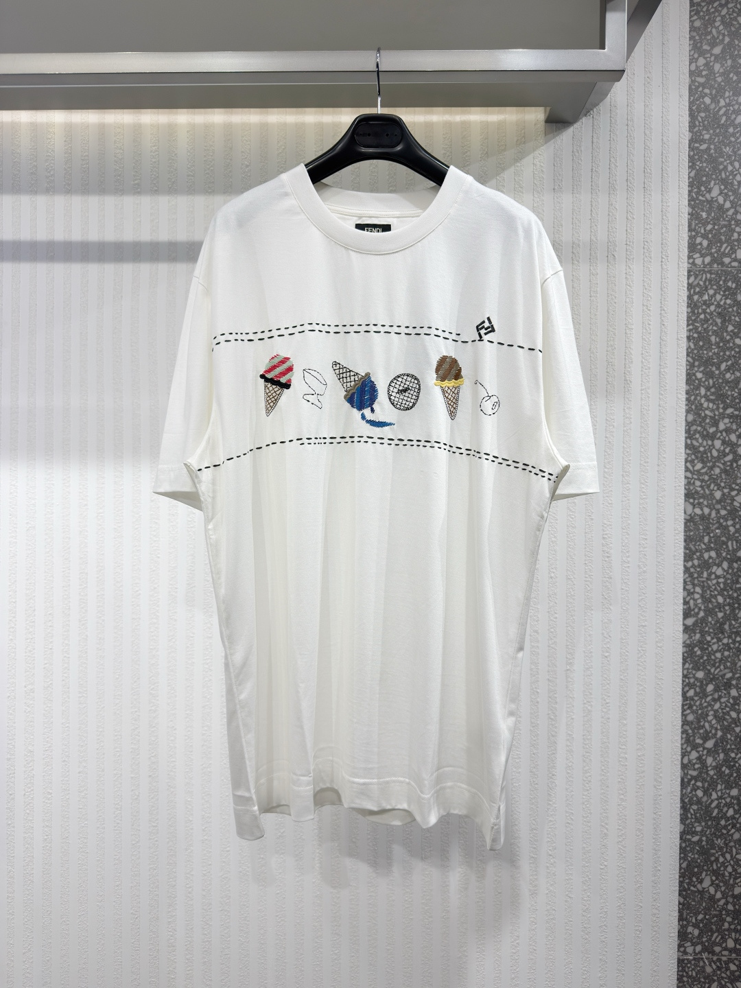 NO:780682,FEND 26 Embroidered white cotton T-shirt. Medium style short-sleeved round neck T-shirt. Made of white cotton fabric. Decorated with color-blocked ice cream pattern and FF detail embroidery in the center of the front. Size XS-L, Fendi-clothing, fendi, fendi, T-shirt, tees, t-shirt,19860909FEND 26 刺绣白色棉质T恤 中型款式短袖圆领T恤.白色纯棉布料制成.正面中央饰有拼色冰淇淋图案和FF细节刺绣.尺码XS-L,芬迪-服装,fendi,fendi,T-shirt,tees，t-shirt,,Women's clothing