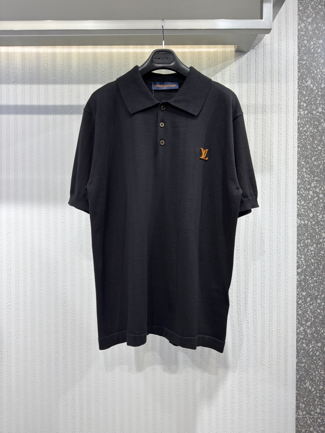 NO:817392,1V 2026 Men's Polo Shirt Cotton Short Sleeve Polo Shirt Classic organic cotton polo shirt in dark black tones with perfect silhouette. Decorated with the LV logo on the chest, inspired by natural cowhide, echoing the Maison leather tradition and finished with red piping and contrasting yellow stitching. This wardrobe must be elegantly matched with any look. Sizes S-XL, Louis Vuitton - Clothing, louis vuitton, louis vuitton, T-shirt, cowhide,198609091V 2026男士polo衫纯棉短袖马球衫 经典的有机棉Polo衫以深黑色调呈现,完美轮廓.胸前饰有LV标志,灵感来自天然牛皮,呼应Maison皮革传统,并以红色滚边和对比鲜明的黄色缝线收尾.这套衣橱必须优雅地搭配各种造型.尺码S-XL,路易威登-服装,louis vuitton,louis vuitton,T-shirt,cowhide,,Women's clothing