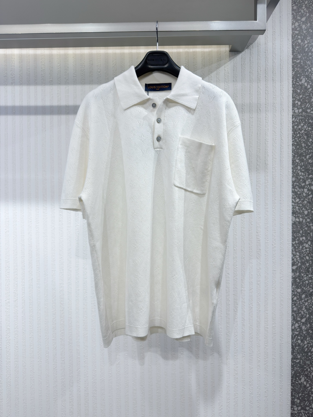 NO:817382,1V 26 Knit Monogram Openwork Short-Sleeve Polo Shirt This elegant short-sleeved cotton polo features a delicate Monogram openwork lace knit pattern. The lightweight and breathable fabric makes it ideal for the warmer seasons. The classic seasonal color scheme is easy to match and adds a sophisticated touch to everyday looks. Sizes S-XL, Louis Vuitton-Clothing, louis vuitton, T-shirt,198609091V 26针织字母图案镂空短袖 Polo 衫 这款优雅的短袖棉质 Polo 衫饰有精致的 Monogram 镂空蕾丝针织图案.轻盈透气的面料使其成为温暖季节的理想之选.经典的季节性配色,易于搭配,为日常造型增添精致格调.尺码S-XL,路易威登-服装,louis vuitton,T-shirt,,Women's clothing