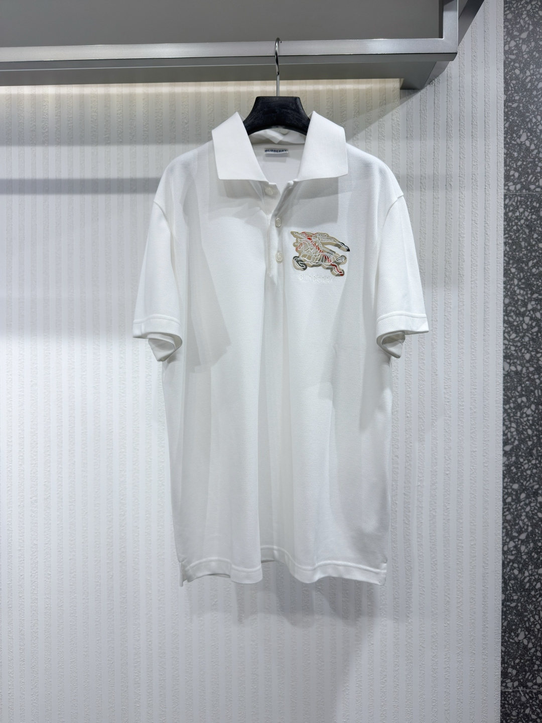 NO:820957,BUR Burberry Cotton Check EKD Polo Shirt As we all know, Burberry cherishes its brand logos. These logos symbolize the brand's distinguished history and British heritage. This cotton Polo shirt is based on the iconic check pattern and decorated with knight patterns - two distinctive patterns that together interpret the brand's long history and timeless elegance. Sizes S-XL, Burberry - Clothing, burberry,19860909BUR 博柏利 棉质格纹 EKD Polo 衫 众所周知,Burberry 非常珍视其品牌标志这些标志象征着品牌的显赫历史和英伦传承.这款棉质 Polo 衫以标志性的格纹为底,饰以骑士图案——这两个鲜明的图案共同诠释了品牌的悠久历史和永恒优雅.尺码S-XL,博柏利-服装,burberry,,Women's clothing