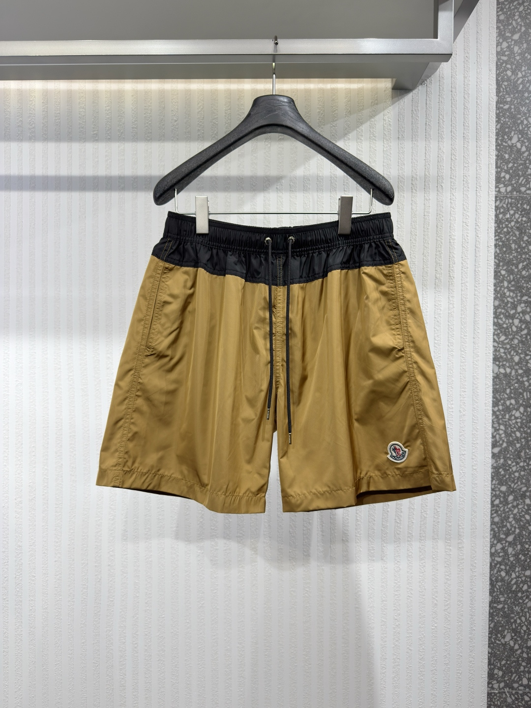 NO:826447,MONCEL 26 Men's Contrast Color Swim Shorts These men's swim shorts feature a contrasting design for a striking visual effect. These swim shorts are a practical summer item that can easily be worn in a variety of looks from the poolside to the beach. Made of nylon and mesh lining for a comfortable wearing experience. Sizes S-XL, Covered Clothing, Moncler, shorts,19860909MONCEL 26男士撞色游泳短裤 这款男士游泳短裤演绎撞色设计,带来醒目的视觉效果.这款游泳短裤是一款实用的夏季单品,从泳池边到海滩,轻松打造多样造型.采用锦纶制成,搭配网眼衬里,带来舒适的穿着体验.尺码S-XL,蒙口-服装,Moncler,shorts,,Women's clothing
