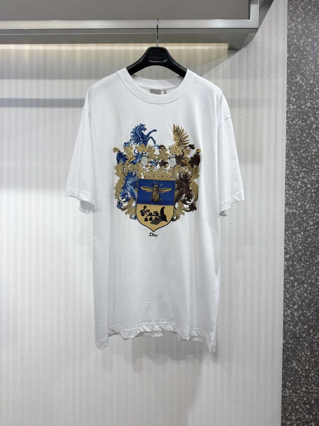 NO:817386,Dior 26 Blason printed embroidered T-shirt, loose fit. This T-shirt is decorated with the embroidered Dior Blason logo, and the gorgeous emblem designed by Jonathan Anderson reproduces the brand's classic elements. The T-shirt is made of white cotton knitted fabric, loose fit, and round neck design. Pair it with the embroidered jacket from the same series to create a bold look. Sizes XS-L, Dior-clothing, dior, dior, jackets & coats, tees, t-shirt,19860909Dior 26 Blason印花刺绣T恤,宽松版型这款T恤饰有刺绣Dior Blason标志,由Jonathan Anderson设计的华丽徽章重现了品牌经典元素.T恤采用白色棉质针织面料,宽松版型,圆领设计.搭配同系列刺绣外套,打造大胆造型.尺码XS-L,迪奥-服装,dior,dior,jackets & coats,tees，t-shirt,,Women's clothing