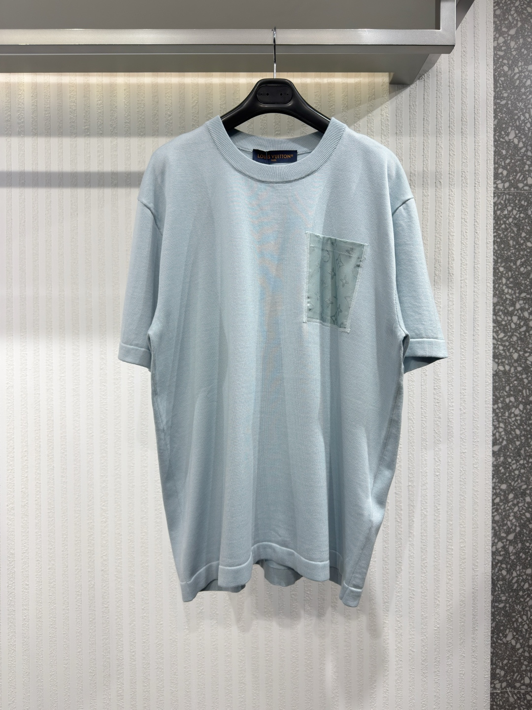 NO:817397,1V Spring/Summer 2026 Knitted T-shirt with technical details. This soft cotton T-shirt features glossy tonal Monogram nylon panels, a patch pocket on the chest and a half-moon panel at the back of the neck. Made of seasonal colors, this T-shirt is easy to match and adds a sporty yet sophisticated touch to everyday looks. Sizes S-XL, Louis Vuitton-Clothing, louis vuitton, tees, t-shirt,198609091V 2026年春夏 带有技术特色细节的针织T恤 这款柔软的纯棉T恤饰有光泽的同色系Monogram尼龙拼接,胸前设有贴袋,后颈处则有半月形拼接.这款T恤采用当季流行色,易于搭配,为日常造型增添运动又不失精致的气息.尺码S-XL,路易威登-服装,louis vuitton,tees，t-shirt,,Women's clothing