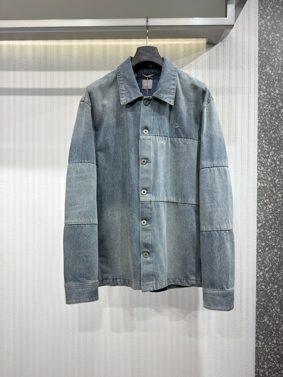 NO:783275,Dior Dior Men's 2026 New Denim Shirt Jacket Retro Workwear Style Spliced Cotton Jacket This MKII jacket is new for summer 2026 and is a redesigned iconic item. It is made of blue cotton twill and has a contrasting velvet collar and Dior leather buckle. This jacket is both casual and elegant, and can be paired with jeans of the same color to create a modern and fashionable look. Size 38 39 40  31,Dior-clothing,dior,dior,jeans,jackets & coats,jackets & coats,shirts,19860909Dior 迪奥男装2026新款牛仔衬衫夹克复古工装风拼接棉质外套 这款MKII夹克是2026夏季新品,是一件经过重新设计的标志性单品.它采用蓝色棉质斜纹布制作,具有对比色天鹅绒领口和Dior皮革扣.这款夹克既休闲又优雅,可以搭配同色调的牛仔裤,打造出现代时尚的造型. 尺码38 39 40 31,迪奥-服装,dior,dior,jeans,jackets & coats,jackets & coats,shirts,,Women's clothing