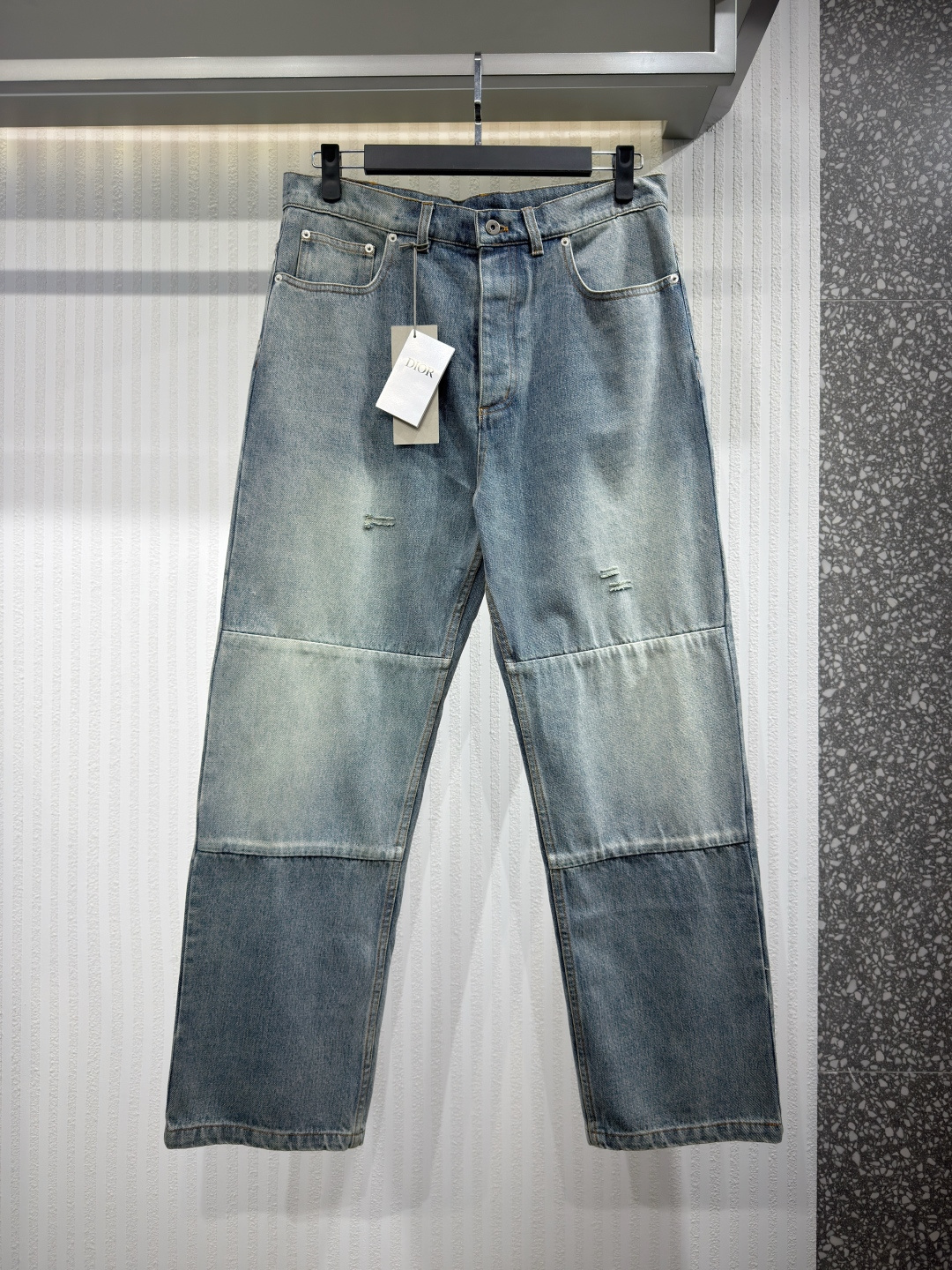 NO:783282,Dior Dior men's trousers blue cotton distressed patchwork jeans straight pants 2026 spring and summer new style This jeans is the 2026 summer new style, and was sold by Jonathan Anderson for The  Presented in House's debut show, they pay homage to the utilitarian wardrobe icon. They are made from blue cotton twill with a slightly aged patchwork effect. They can be paired with capes from the collection for a contemporary contrast. Sizes 46-52, Dior - Clothing, dior, dior, jeans,19860909Dior 迪奥男装长裤蓝色棉质做旧拼接牛仔裤直筒裤2026春夏新款 这款牛仔裤是2026年夏季新款,并在Jonathan Anderson为The House的首秀中亮相,向这位实用风格的衣橱偶像致敬.它们采用蓝色棉斜纹布制成,带有略显陈旧的拼布效果.它们可以与系列中的披风搭配,形成现代风格的对比.尺码46-52,迪奥-服装,dior,dior,jeans,,Women's clothing