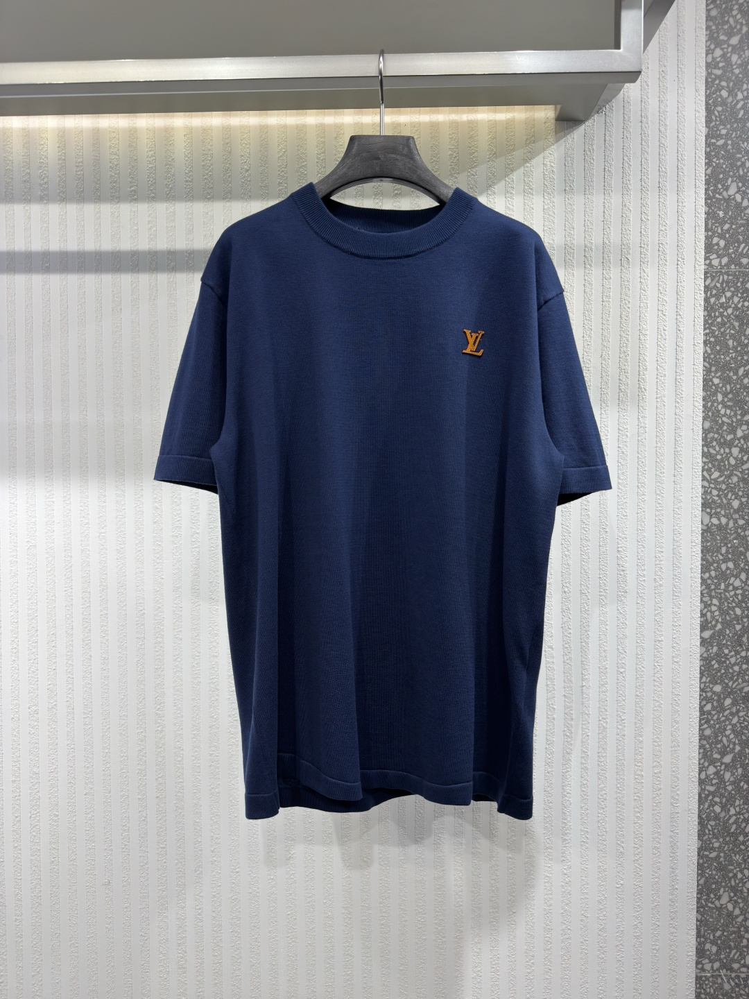 NO:783331,1V 2026 Spring and Summer Knitted Sweater Organic Cotton Rib Collar LV Signature Appliqué New Knitted T-Shirt  A wardrobe staple, this short-sleeved jumper adds elegance to any outfit. The LV signature appliqué inspired by natural cowhide is prominently displayed on the chest, a nod to the Maison's excellence in leather goods, and is embellished with red piping and yellow contrast stitching. Made from organic cotton fine-knit, this sweater features a soft ribbed neckline, ideal for hot weather. Sizes S-XL, Louis Vuitton - Clothing, louis vuitton, louis  vuitton,T-shirt,tees,t-shirt,cowhide,198609091V 2026春夏 针织衫有机棉罗纹领LV签名贴花新款针织T恤 这款短袖套头衫是衣橱中的必备单品,能为任何装扮增添优雅气质.胸前醒目地饰有灵感源自天然牛皮的LV签名贴花,以此致敬品牌在皮具领域的卓越工艺,并以红色滚边和黄色对比色车线加以点缀.这款针织衫采用有机棉细针织面料制成,配以柔软的罗纹领口,是炎热季节的理想之选.尺码S-XL,路易威登-服装,louis vuitton,louis vuitton,T-shirt,tees，t-shirt,cowhide,,Women's clothing
