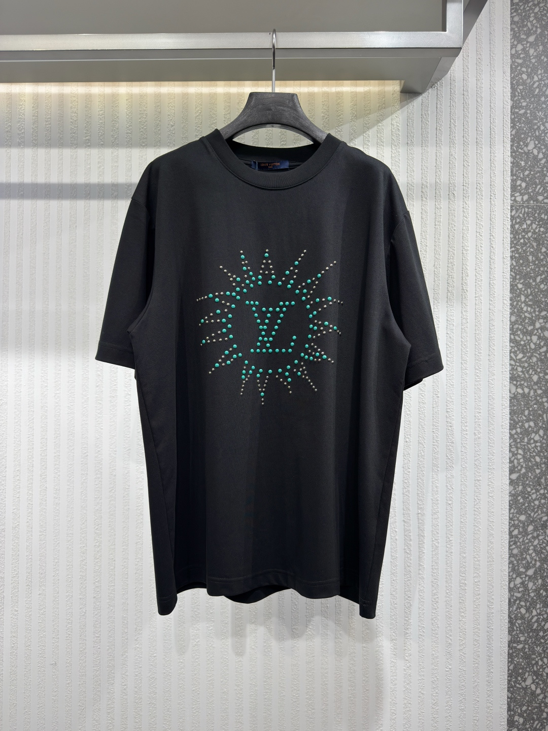 NO:784158,1V 2026 New Solid Color Soft Cotton Round Neck Sunflower Willow Short Sleeve T-Shirt Lightweight cotton T-shirt with embroidery on the chest and hand-embroidered piping. Loose fit, regular length, size S-XL, Louis Vuitton-clothing, louis vuitton, T-shirt, tees, t-shirt,198609091V 2026新款纯色柔软棉质圆领太阳花柳丁短袖T恤 轻盈棉质T恤,胸前饰有刺绣,并采用手工刺绣滚边.宽松版型,常规长度 尺码S-XL,路易威登-服装,louis vuitton,T-shirt,tees，t-shirt,,Women's clothing