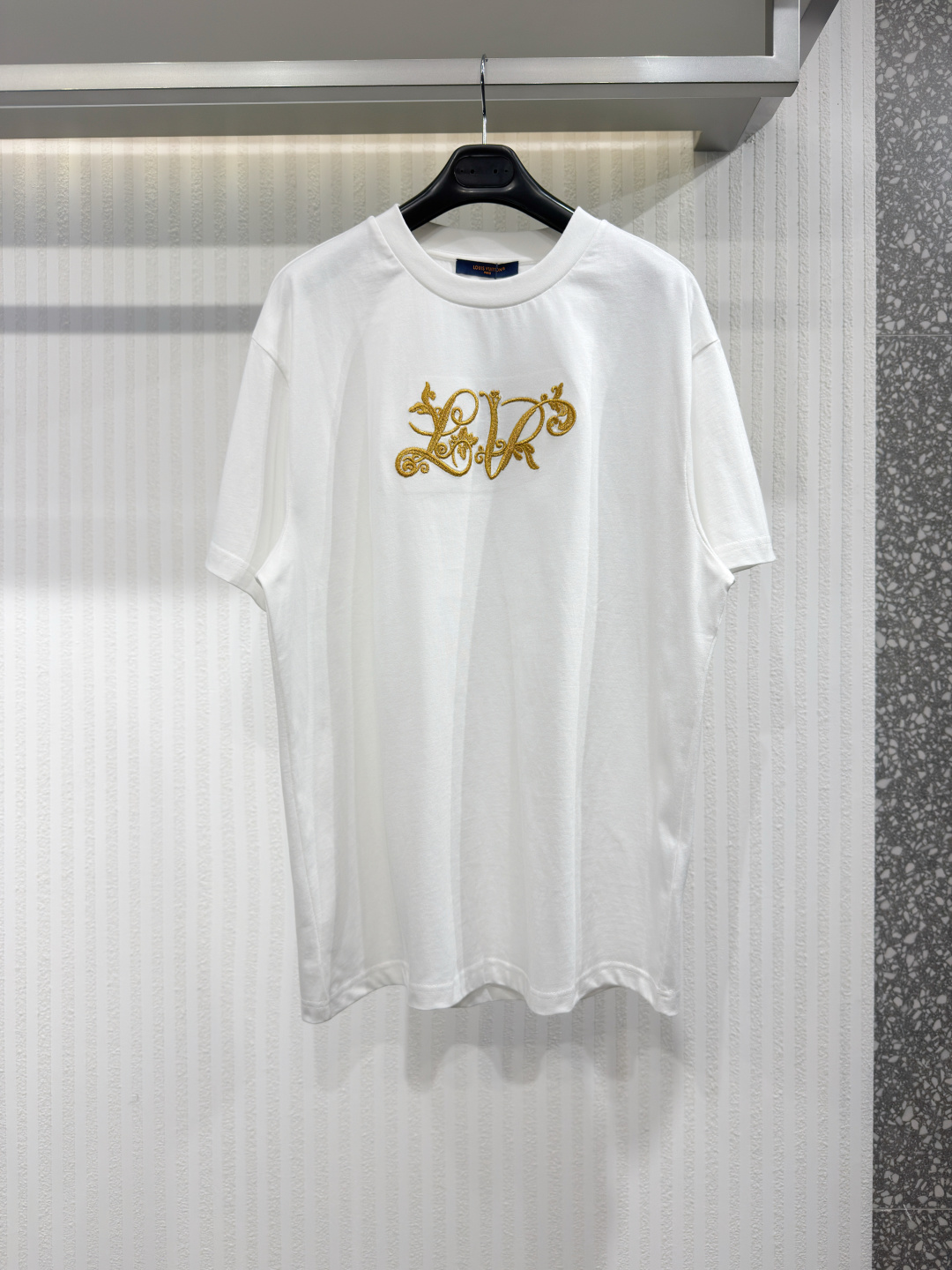 NO:783340,1V 26ss gold flower embroidery round neck short sleeves, gold embroidery pattern, box straight cut, soft cotton knitted fabric, made of 15-count special woven compact cotton, weight 230g/㎡; gold flower embroidery in the center to form a balance with the neat box silhouette, size XS-L, Louis Vuitton-clothing, louis vuitton, T-shirt,198609091V 26ss金花刺绣圆领短袖 金丝刺绣图案、箱型直身剪裁、柔软棉质针织面料 采用15支特纺紧密棉,克重为230g/㎡；中央呈现金丝花卉刺绣 与利落的箱型廓形形成平衡,尺码XS-L,路易威登-服装,louis vuitton,T-shirt,,Women's clothing
