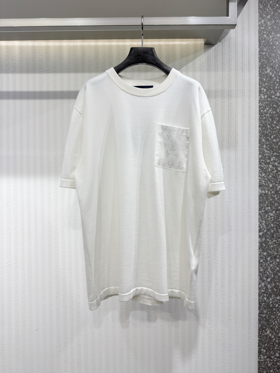 NO:817467,1V T-shirt with signature technical details. This soft cotton jersey T-shirt features tonal Monogram nylon panels, a patch pocket on the chest and a half-moon panel at the back collar. Made with seasonal colors, it’s easy to match and adds a sporty yet sophisticated touch to everyday wear. Sizes S-XL, Louis Vuitton-clothing, louis vuitton, tees, t-shirt,198609091V 带有标志性技术细节的T恤 这款柔软的棉质针织T恤饰有同色系Monogram尼龙拼接,胸前设有贴袋,后领处采用半月形拼接设计.采用当季流行色,易于搭配,为日常穿搭增添运动又不失精致的气息 尺码S-XL,路易威登-服装,louis vuitton,tees，t-shirt,,Women's clothing