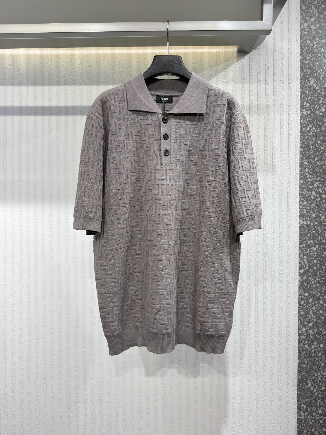 NO:784174,FENDI 26 Fendi men's sweater, classic collar cotton yarn FF logo ribbed edge Polo shirt new style short-sleeved Polo shirt, classic collar, button fastening. Made of beige cotton yarn, embroidered with the same color FF logo. Size 48-54, Fendi-clothing, fendi, fendi, T-shirt,19860909FENDI 26 芬迪男士针织衫 经典衣领棉纱FF徽标罗纹边Polo衫新款 短袖 Polo 衫,经典衣领,纽扣开合. 采用米色棉纱制成,绣有同色系 FF 徽标.尺码48-54,芬迪-服装,fendi,fendi,T-shirt,,Women's clothing