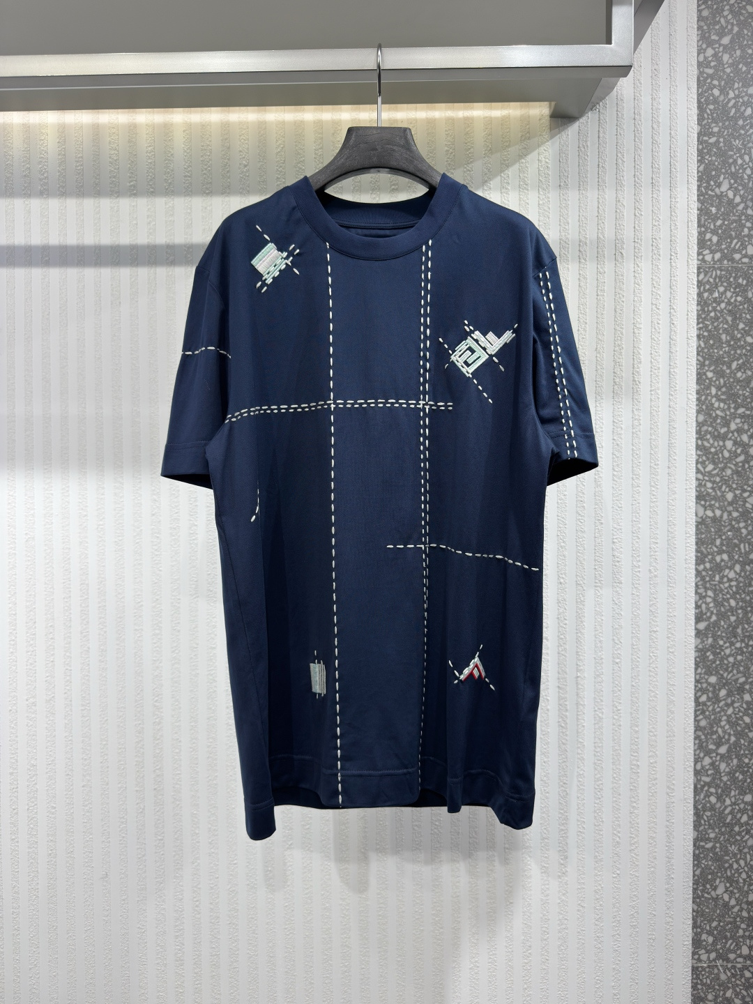 NO:784164,Fendi Men's 2026 new white cotton FF plaid pattern short-sleeved round neck T-shirt casual top. Regular version short-sleeved round neck T-shirt. Made of pure cotton. Colorful FF plaid pattern embroidered on the front and sleeves. Size XS-L, Fendi-clothing, fendi, fendi, T-shirt, tees, t-shirt,19860909Fendi 芬迪男装2026新款白色棉质FF格纹图案短袖圆领T恤休闲上衣 普通版型短袖圆领T恤.用纯棉制成.前面和袖子上绣有多彩的FF格纹图案.尺码XS-L,芬迪-服装,fendi,fendi,T-shirt,tees，t-shirt,,Women's clothing