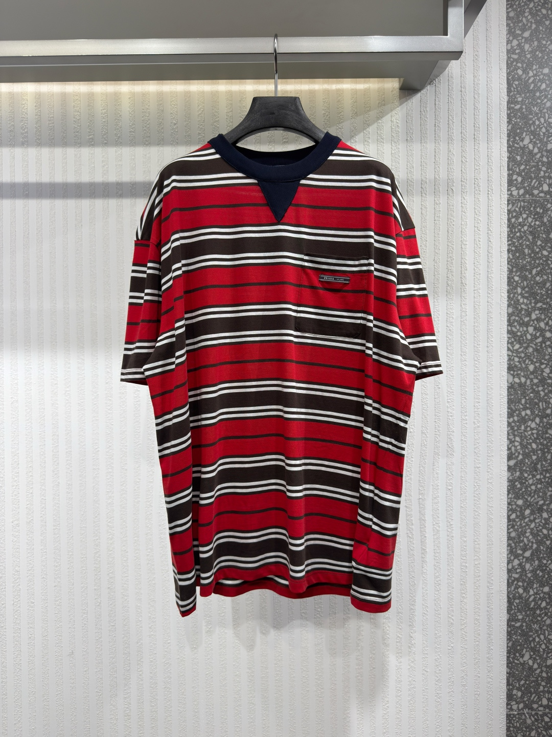 NO:783310,Prada 26 striped pocket short sleeves. Customized precision 60-count double-strand exclusive striped material. Delicate and soft. Comfortable and close to the skin. A touch of sky blue blooms quietly. Dynamic and energetic. Fresh and elegant. The chest pocket is decorated with the brand logo as the finishing touch to highlight the brand identity. The stripe element is like a smart note. When stripes become a flowing sea, every inch of sky blue is a gentle deconstruction of order. The beauty of layers is all in stripes. Size 36 38 40  42,Prada-clothing,prada,prada,T-shirt,19860909Prada 26条纹口袋短袖 定制精密60支双股尊享条纹料 细腻柔软 舒适贴肤 一抹天蓝色悄然绽放 动感活力 清新雅致 胸前口袋饰以品牌标志作点睛之笔 彰显品牌身份象征 条纹元素宛如灵动的音符 当条纹成为流动的海 每一寸天蓝色都是对秩序的温柔解构 层次之美 尽在条纹 尺码 36 38 40 42,普拉达-服装,prada,prada,T-shirt,,Women's clothing