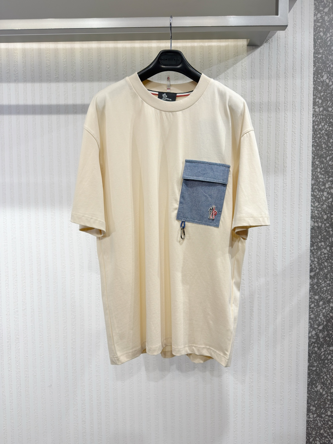 NO:817418,MONCLER GRENOBLE DAY-NAMIC interprets the refined and simple design concept with a sporty style. This classic T-shirt has a straight regular fit and is made of high-quality cotton knitted fabric to ensure a comfortable fit. The overall design is based on dark navy blue and is decorated with eye-catching light blue large-capacity flap pockets. The uniqueness of this T-shirt lies in its unique detailed design, with metal trim and practical handles adding highlights, giving it a distinctive personality. The low-key Moncler logo on the lower corner of the pocket  The Grenoble logo is sewn, highlighting the nobility and recognition of the brand. The exquisite craftsmanship and clear fabric texture show excellent quality. Sizes S-XL, mask-clothing, Moncler, tees, t-shirt,19860909MONCLER GRENOBLE DAY-NAMIC以运动风格诠释了精致简约的设计理念.这款经典 T 恤采用直筒常规版型,选用优质棉质针织面料,确保穿着舒适无比.整体设计以深海军蓝为主色调,并饰以醒目的浅蓝色大容量翻盖口袋.这款T恤的独特之处在于其别致的细节设计,金属饰边和实用提手更添亮点,赋予其鲜明个性.口袋下角低调的Moncler Grenoble标志缝制而成,彰显品牌的尊贵与辨识度.精湛的工艺和清晰的面料纹理,展现了卓越的品质 尺码S-XL,蒙口-服装,Moncler,tees，t-shirt,,Women's clothing