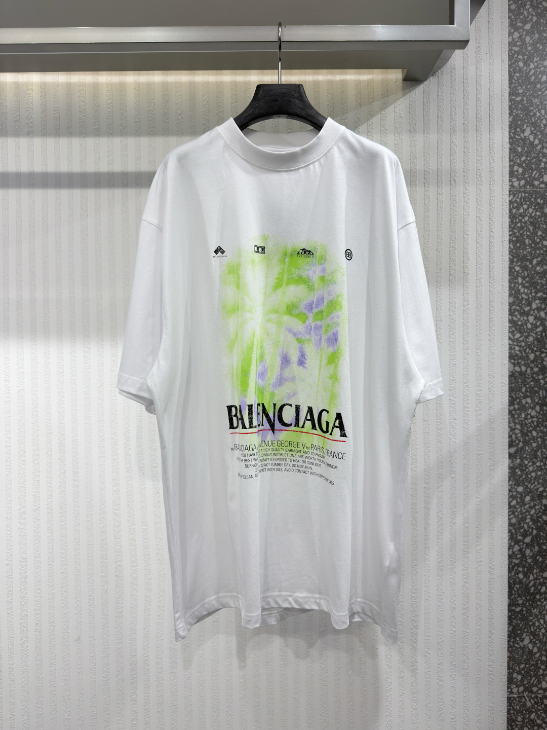 NO:817444,BALG 26 Coconut Jungle Round Neck Short Sleeves, pure cotton jersey fabric, decorated with the window artwork print on the front, round neck short sleeves, new loose fit, pure cotton jersey fabric  Made of 24-count special woven compact cotton plain fabric, it has the comfort of a loose fit and avoids the extremes of being too tight or too baggy. The neckline, cuffs and hem are all finely closed, with a simple structure. Sizes XS-L, Balenciaga-clothing, balenciaga, T-shirt,19860909BALG 26 椰树丛林圆领短袖 纯棉平纹针织面料、正面饰以the window艺术作品印花、圆领短袖、新款宽松版型、纯棉平纹针织面料 采用24支特纺紧密棉平纹面料,又有宽松版型的舒适度,避免了过紧或过垮的极端.领口、袖口与下摆均采用精细收口,结构简洁.尺码XS-L,巴黎世家-服装,balenciaga,T-shirt,,Women's clothing