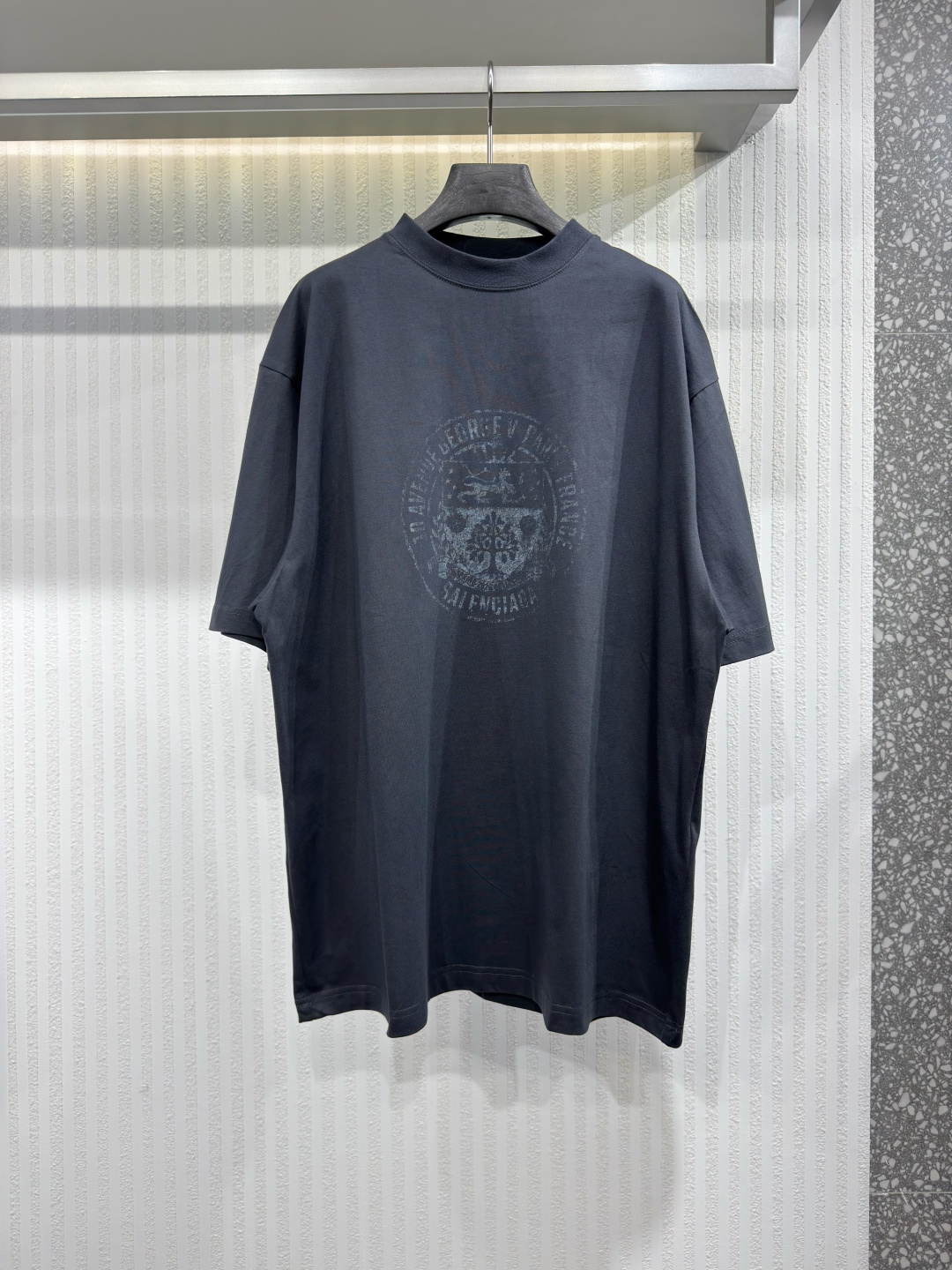NO:784193,BAL 26 washed distressed T-shirt. This loose T-shirt is made of cotton knitted fabric, with a ribbed round neck and dropped shoulders, and is decorated with an old-style heraldic pattern. Sizes S-XL, Balenciaga-clothing, balenciaga, tees, t-shirt,19860909BAL 26 洗水做旧T恤这款宽松T恤采用棉质针织面料制成,罗纹圆领和落肩设计,并饰有做旧风格的纹章图案.尺码S-XL,巴黎世家-服装,balenciaga,tees，t-shirt,,Women's clothing