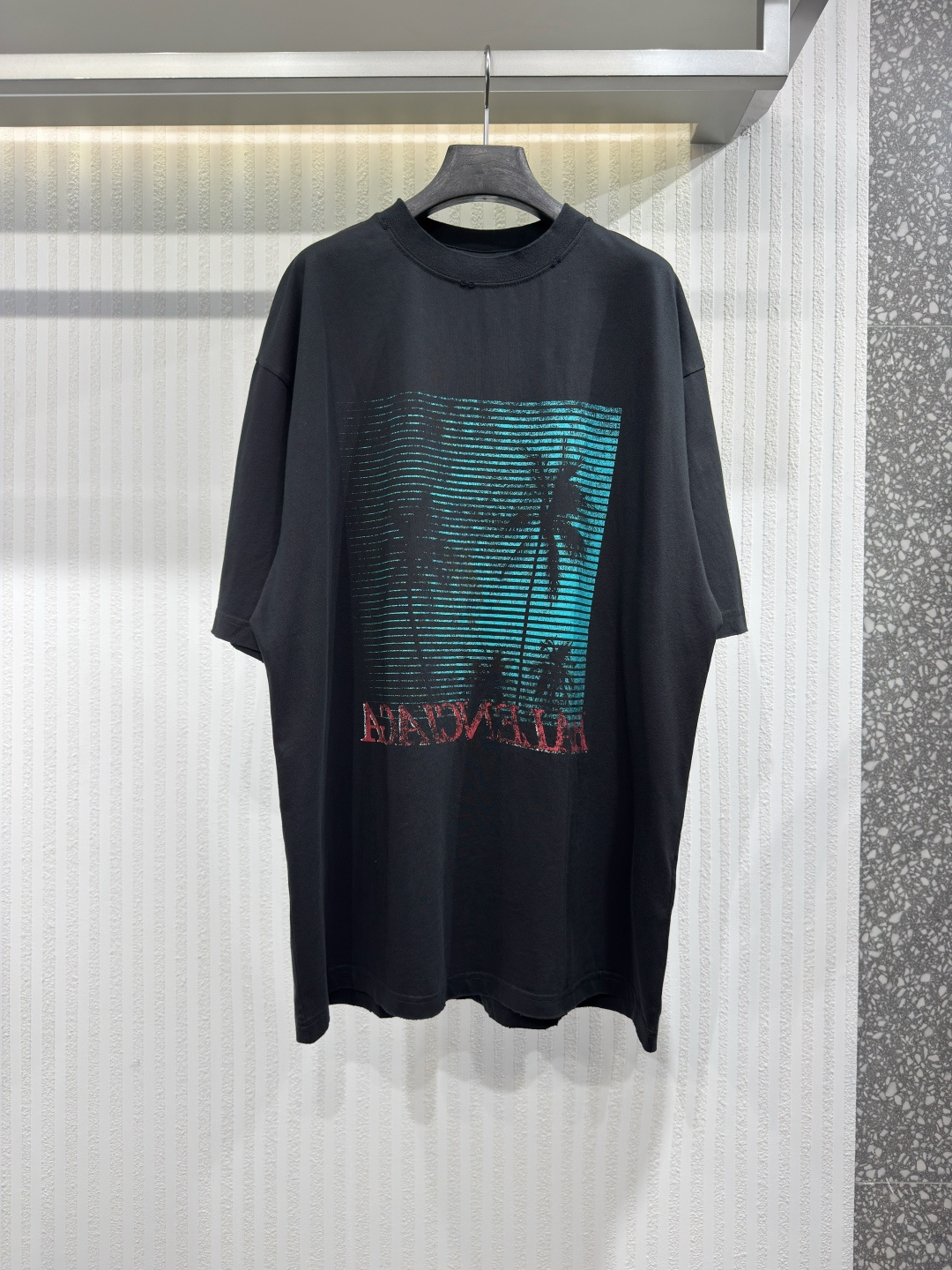 NO:784146,BALG 26 Black Coconut Tree Jungle Round Neck Short Sleeves, pure cotton jersey fabric, reverse front decorated with the window artwork print, irregular distressed holes, round neck short sleeves, new loose fit, pure cotton jersey fabric  Made of 24-count special woven compact cotton plain fabric, it has the comfort of a loose fit and avoids the extremes of being too tight or too baggy. The neckline, cuffs and hem are all finely closed, with a simple structure. Sizes XS-L, Balenciaga-clothing, balenciaga, T-shirt,19860909BALG 26黑椰树丛林圆领短袖 纯棉平纹针织面料、正面反转饰以the window艺术作品印花、不规则做旧破洞、圆领短袖、新款宽松版型 纯棉平纹针织面料 采用24支特纺紧密棉平纹面料,又有宽松版型的舒适度,避免了过紧或过垮的极端.领口、袖口与下摆均采用精细收口,结构简洁.尺码XS-L,巴黎世家-服装,balenciaga,T-shirt,,Women's clothing
