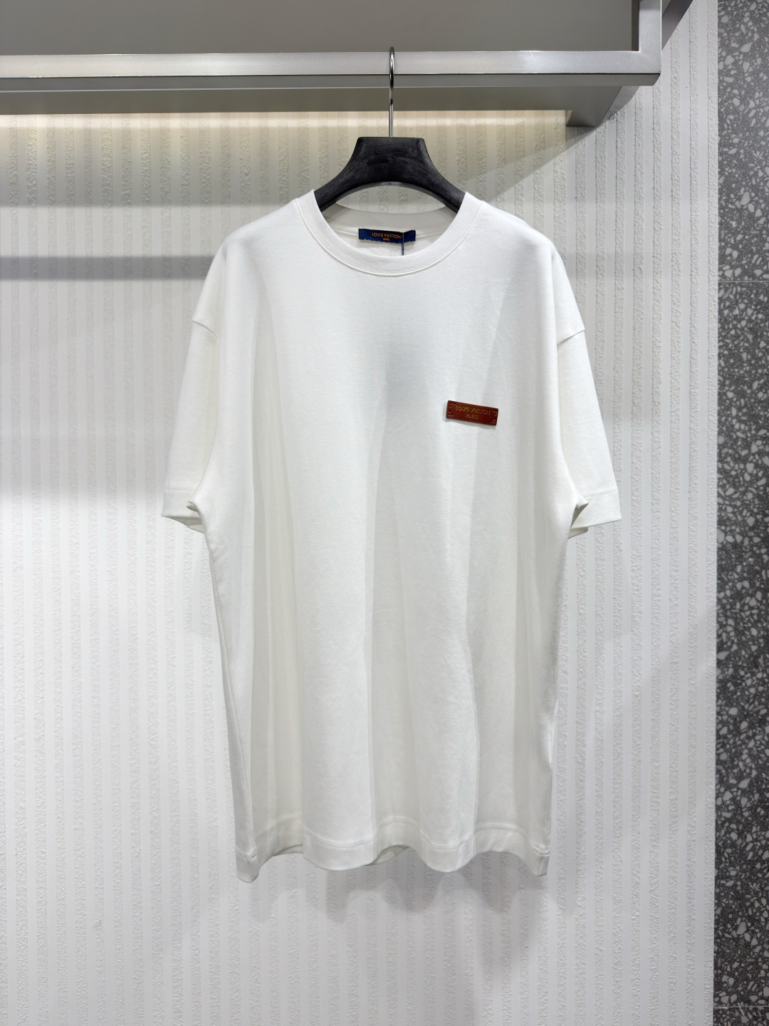 NO:784188,1V Fall 2026 Slim Fit Leather Signature T-Shirt This slim fit T-shirt is ideal for the preppy look in this collection. It is made from extra soft and lightweight cotton jersey and features a gold embossed leather Louis Vuitton Paris logo on the chest. This versatile piece is easy to match, so you can easily create a slim and casual style. Sizes S-XL, Louis Vuitton-clothing, louis vuitton, tees, t-shirt,198609091V 2026年秋季 修身款皮牌签名T恤 这款修身T恤是本系列学院风造型的理想之选.它采用格外柔软轻盈的棉质针织面料制成,胸前饰有金色压纹皮革路易威登巴黎标志.这款百搭单品易于搭配,轻松打造修身与休闲的风格.尺码S-XL,路易威登-服装,louis vuitton,tees，t-shirt,,Women's clothing