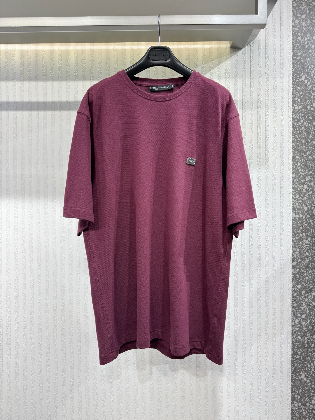 NO:817402,Dolce&Gabbana metal brand logo label cotton T-shirt with label  The DNA menswear collection reinterprets everyday wear with bold color contrasts, fine details and innovative silhouettes. Outerwear features clean lines and technical fabrics, perfectly blending sportiness with refined elegance in sweaters, sweatshirts and trousers. Eye-catching color combinations include Sicilian Black, Caramel, Cream, Burgundy and Lime  Color, complementing classic prints such as leopard print and polka dots, enhancing the realism and sophistication of the entire series. Size 44-50, Dolce & Gabbana-Clothing, Dolce&Gabbana, Dolce&Gabbana, hoodie, sweatshirts, jackets  & coats,sweaters,tees,t-shirt,19860909Dolce&Gabbana 金属品牌标识标签 带标签的纯棉T恤 DNA男装系列以大胆的撞色、精细的细节和创新的廓形重新诠释日常穿着.外套采用简洁的线条和高科技面料,将运动感与精致优雅完美融合于毛衣、卫衣和长裤之中.醒目的色彩搭配,包括西西里黑、焦糖色、奶油色、酒红色和石灰色,与豹纹和波点等经典印花相得益彰,提升了整个系列的真实感和精致感.尺码44-50,杜嘉班纳-服装,Dolce&Gabbana,Dolce&Gabbana,hoodie,sweatshirts,jackets & coats,sweaters,tees，t-shirt,,Women's clothing