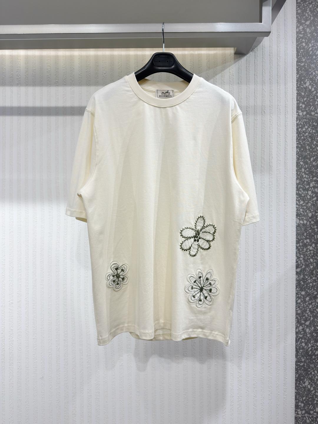 NO:817406,Hermes/Hermes men's T-shirt round neck linen and cotton blend with floral embroidery short sleeves Linen and cotton short-sleeved round neck T-shirt decorated with 'Fleurs zigzag' ribbed piping collar 'Fleurs zigzag' embroidered pattern on the front Size S-XL, Hermes - clothing, hermes, hermes, T-shirt, tees, t-shirt,19860909Hermes/爱马仕男装T恤圆领亚麻与棉混纺搭配花朵刺绣短袖 亚麻和棉质短袖圆领T恤,饰有“Fleurs zigzag”罗纹滚边衣领 正面饰有“Fleurs zigzag”刺绣图案 尺码S-XL,爱马仕-服装,hermes,hermes,T-shirt,tees，t-shirt,,Women's clothing