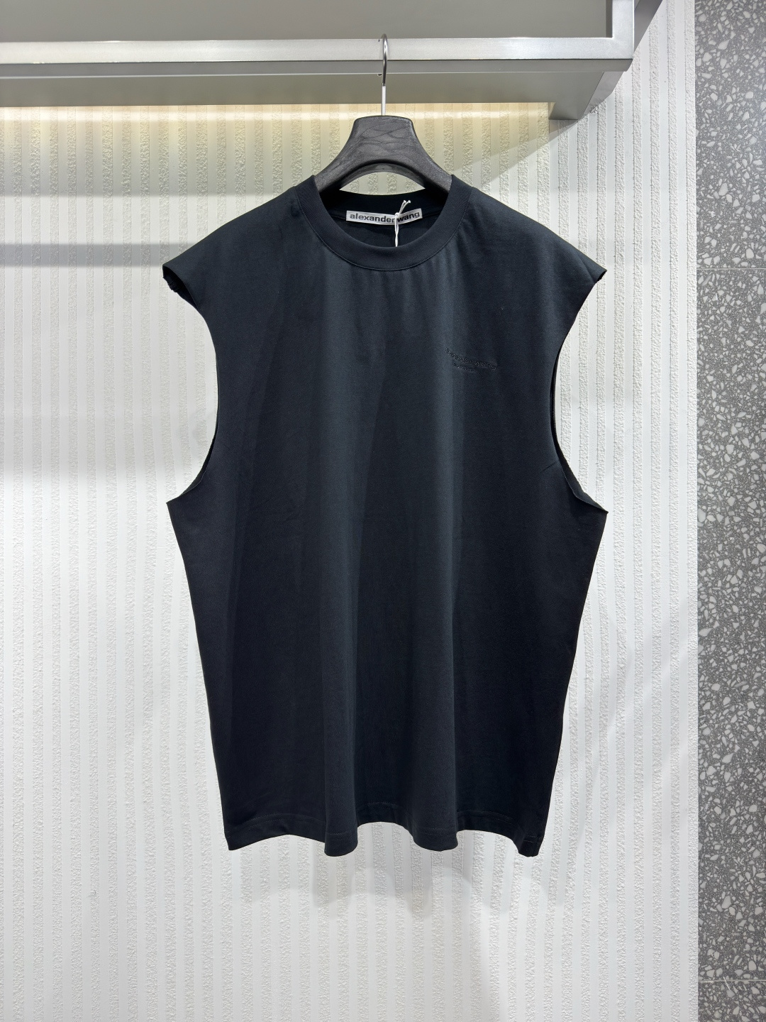 NO:784152,alexanderwang Alexander Wang This retro-effect black sleeveless vest features an embossed logo on the hips and a ribbed knit collar. Sizes S-XL, Alexander Wang-Clothing, alexander wang,19860909alexanderwang 亚历山大.王 这款复古效果黑色无袖背心,臀部饰有压纹标志,并配有罗纹针织领口.尺码S-XL,亚历山大王-服装,alexander wang,,Women's clothing