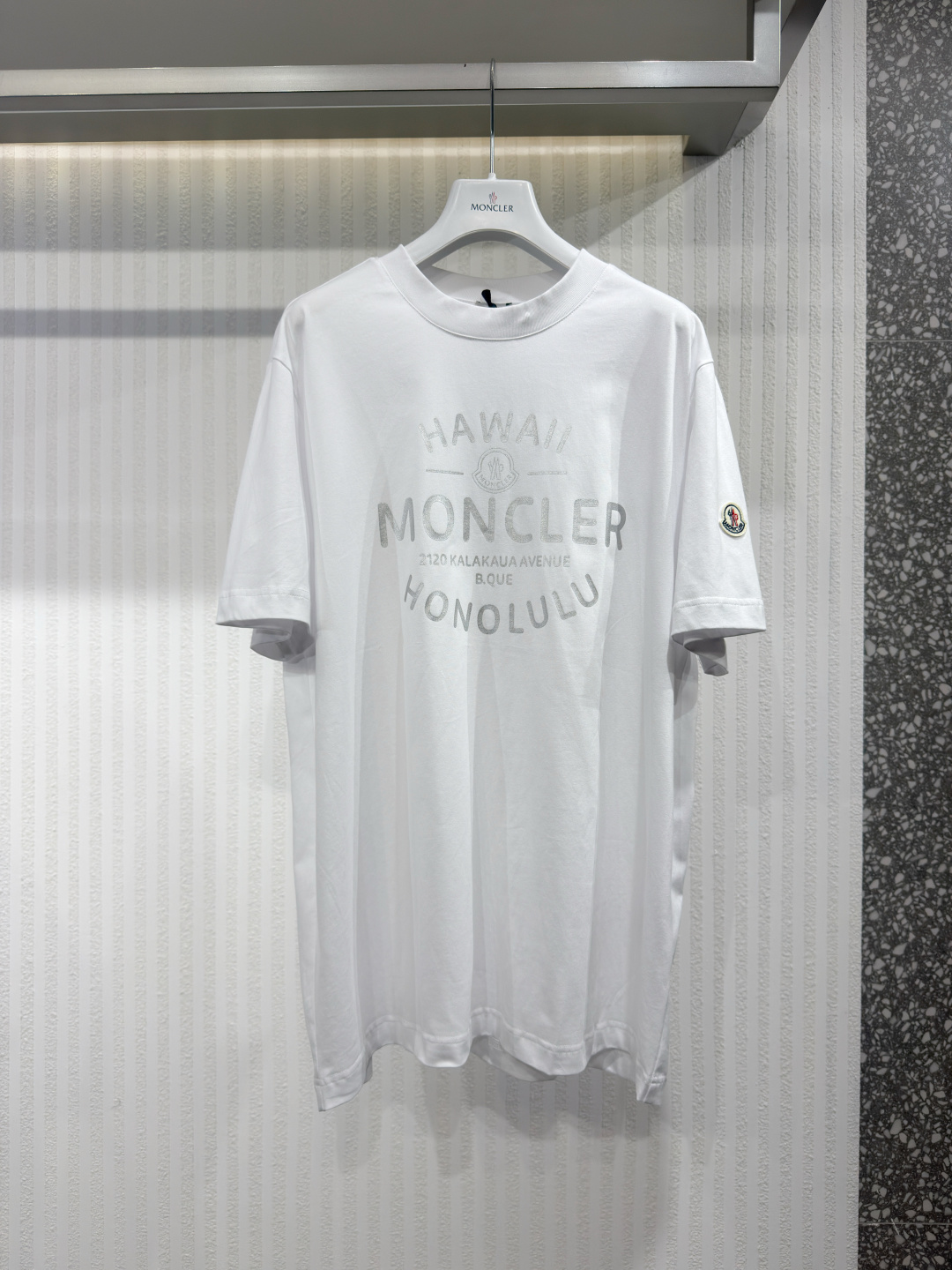 NO:817410,MONCL 26 This T-shirt is decorated with a metallic logo pattern on the chest and is part of the men's series. This logo T-shirt can be worn alone or layered with sweaters and sweatshirts. It is a wardrobe essential. Classic round neck design, made of organic cotton knitted fabric. Sizes S-XL, hoodie-clothing, Moncler, hoodie, sweatshirts, tees, t-shirt,19860909MONCL 26这款T恤胸前饰有金属质感logo图案,是男士系列的一部分.这款logo T恤可单穿,也可与针织衫和卫衣叠穿,是衣橱必备单品.经典的圆领设计,采用有机棉针织面料制成 尺码S-XL,蒙口-服装,Moncler,hoodie,sweatshirts,tees，t-shirt,,Women's clothing
