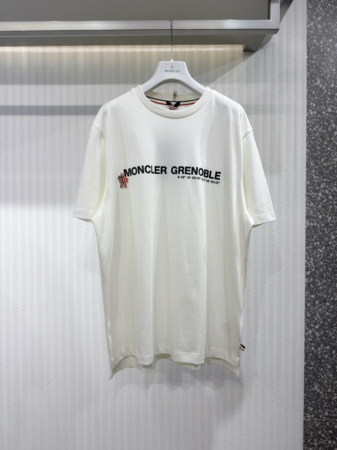 NO:817414,The Moncler Grenoble men's short-sleeved T-shirt features a printed logo that reflects the adventurous spirit of the collection. Whether walking in the city or exploring the mountains, this short-sleeved T-shirt is your must-have item and is made of soft cotton fabric. The round neck is decorated with a printed logo that contains the coordinates of the city of Grenoble, inheriting the brand's classic design. Sizes S-XL, Moncler-Clothing, Moncler, T-shirt,19860909Moncler Grenoble 男士短袖 T 恤采用印花标志,展现了该系列的冒险精神.无论是在城市漫步还是山间探险,这款短袖 T 恤都是您的必备单品,采用柔软的棉质面料制成.圆领饰有印花标志,其中包含格勒诺布尔市的坐标,传承了品牌的经典设计 尺码S-XL,蒙口-服装,Moncler,T-shirt,,Women's clothing